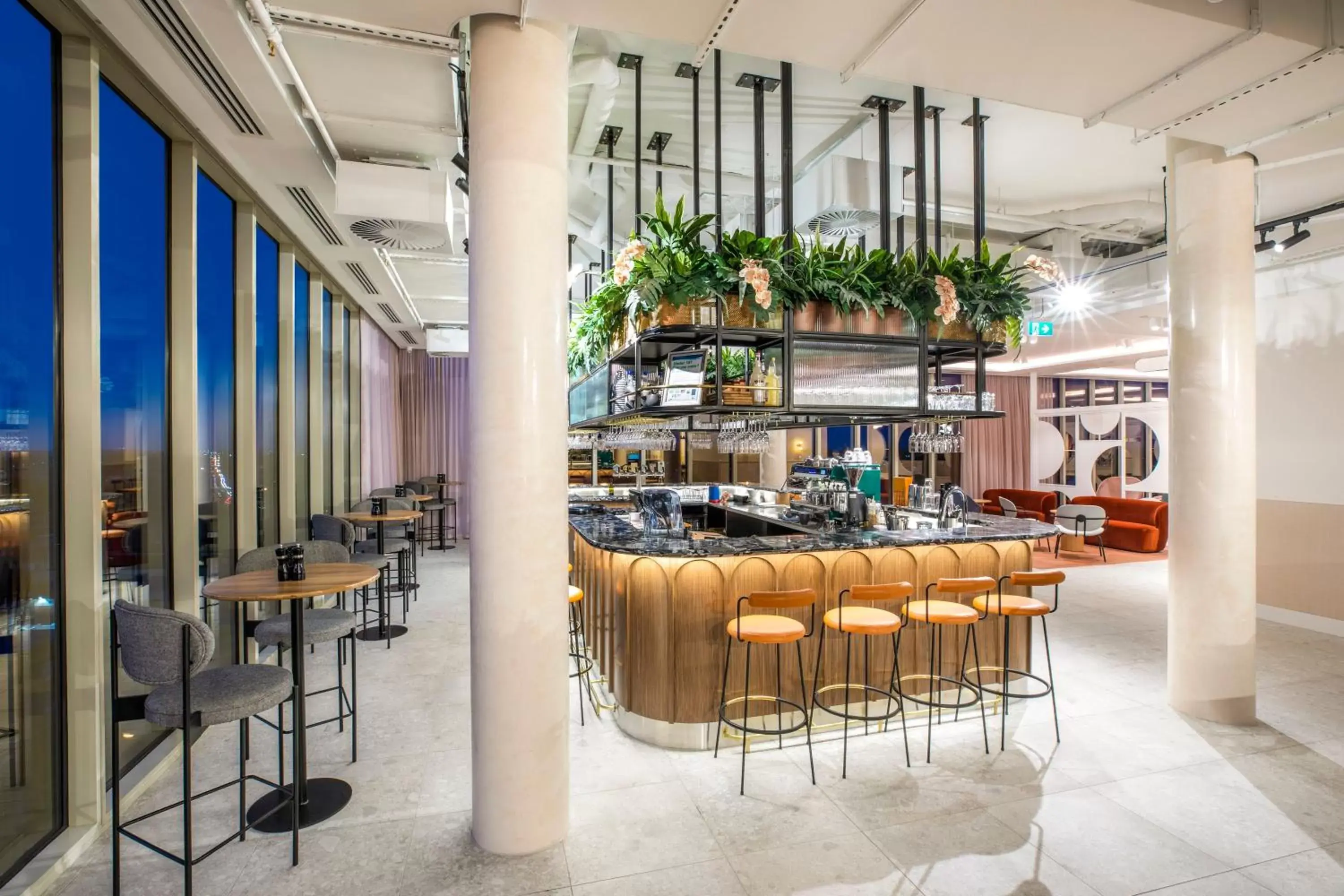 Lounge or bar in Holiday Inn Werribee by IHG Lounge or bar in Holiday Inn Werribee by IHG