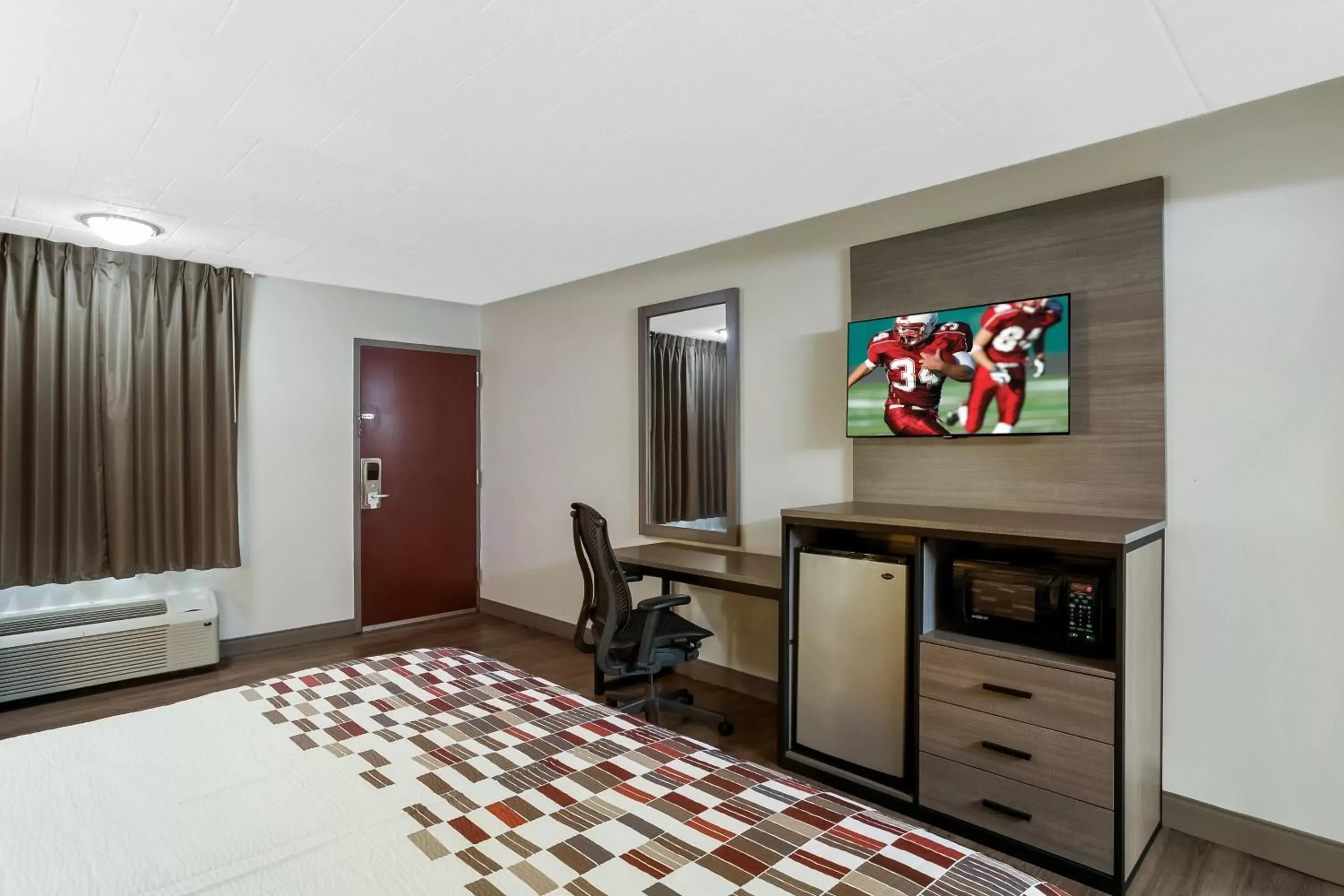 Photo of the whole room, TV/Entertainment Center in Red Roof Inn Baltimore