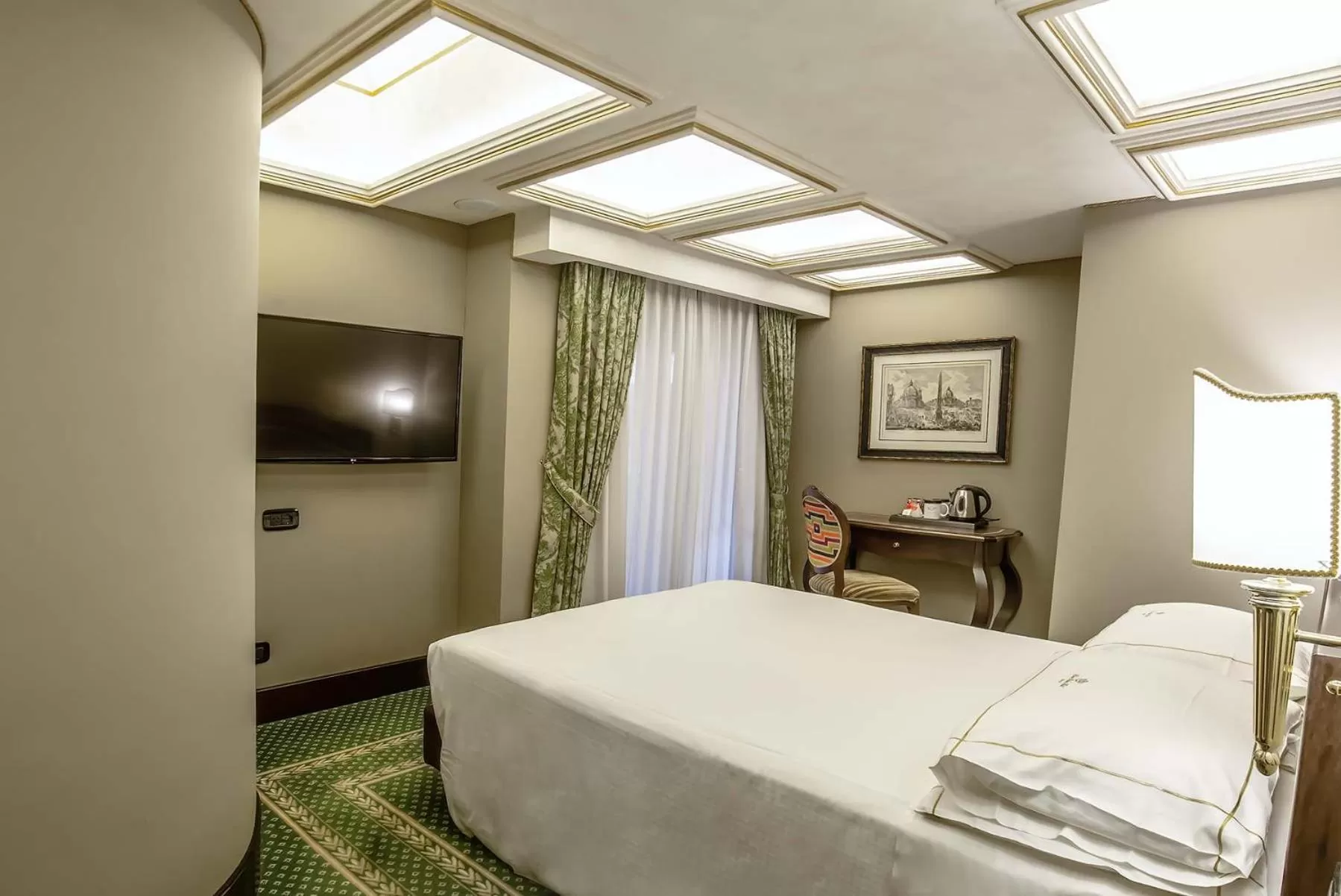 Photo of the whole room, Bed in River Palace Hotel