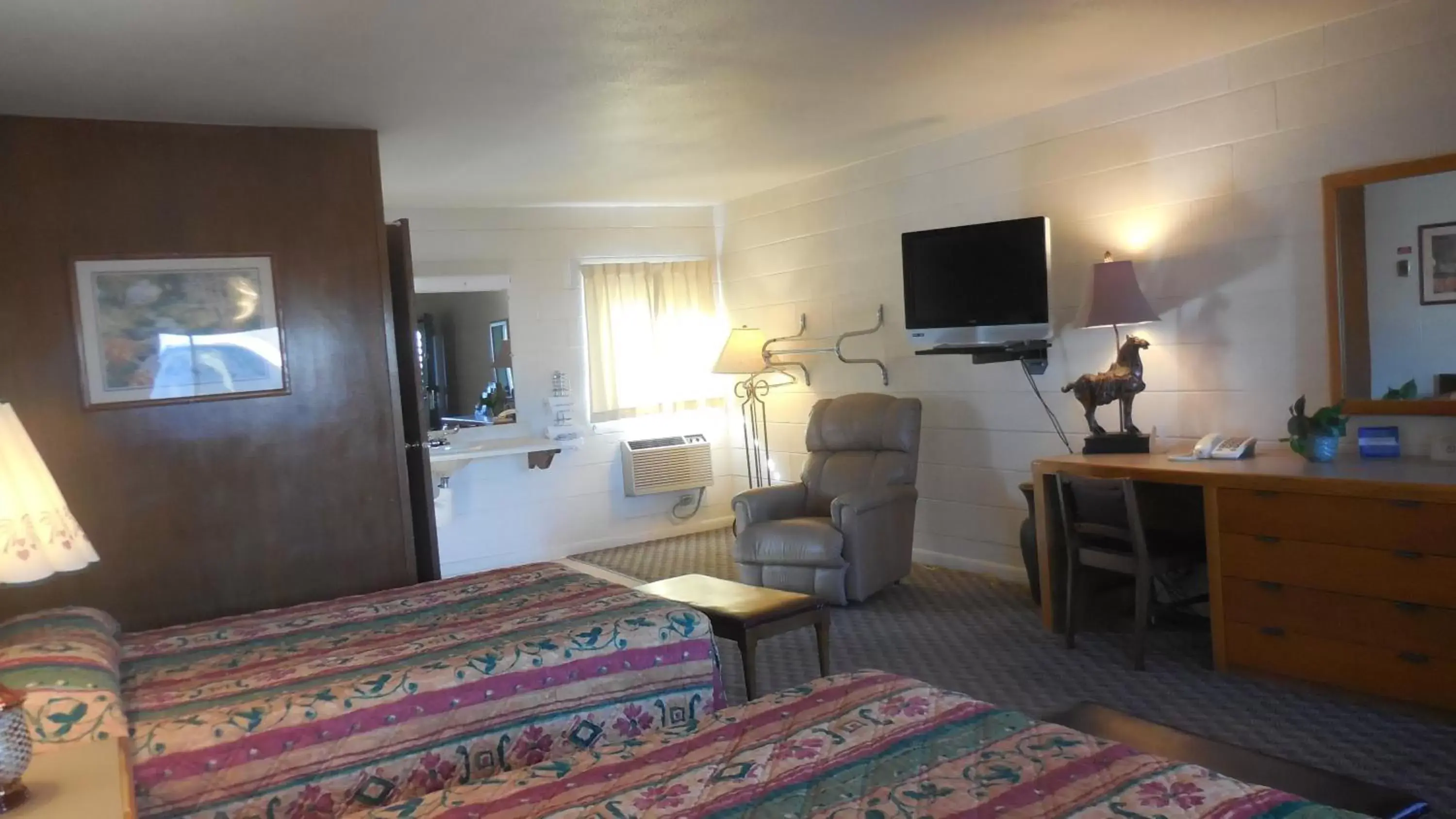 Photo of the whole room, Bed in Budget Host Exit 254 Inn Photo of the whole room, Bed in Budget Host Exit 254 Inn