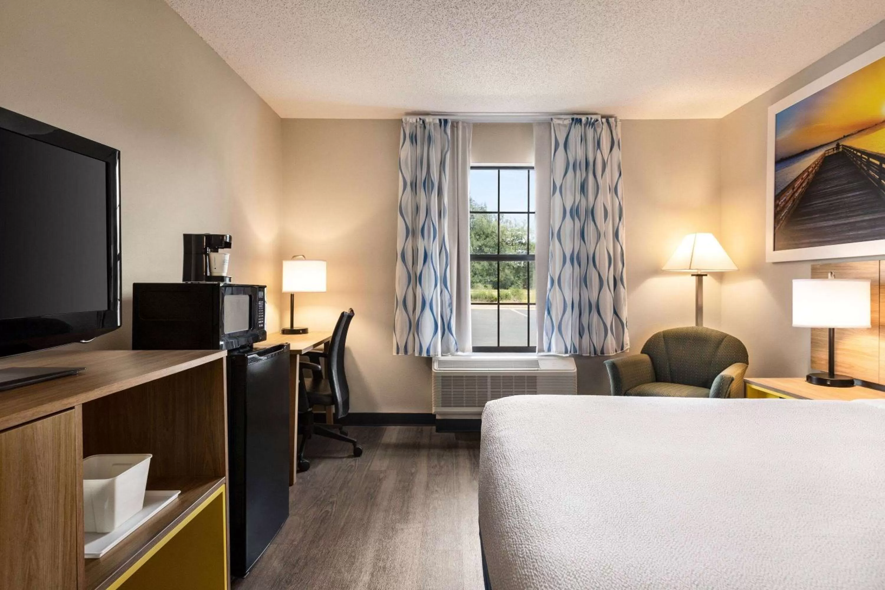 Photo of the whole room, Bed in Days Inn by Wyndham Shallotte