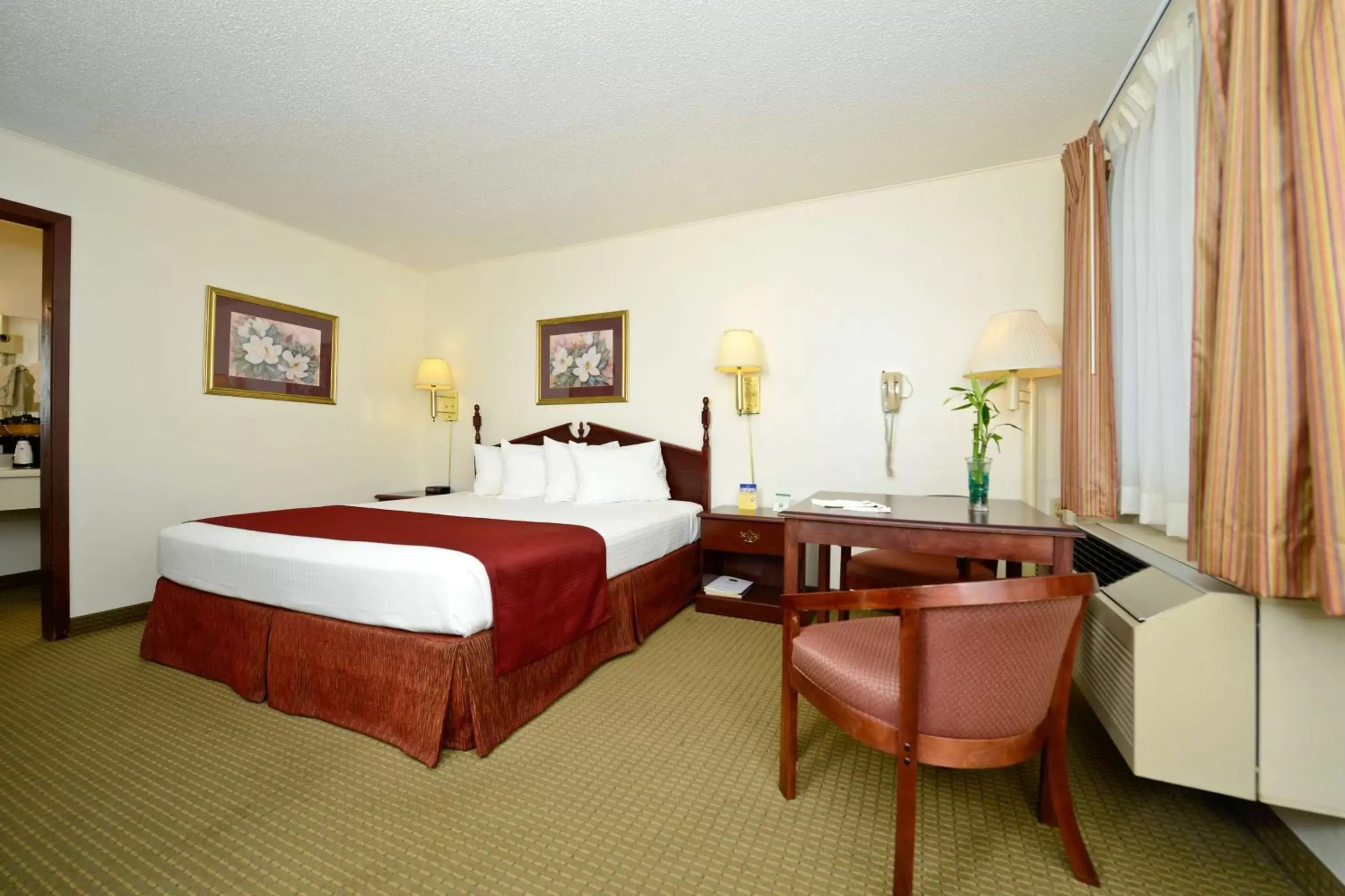 Photo of the whole room, Bed in Village Inn of Hardy