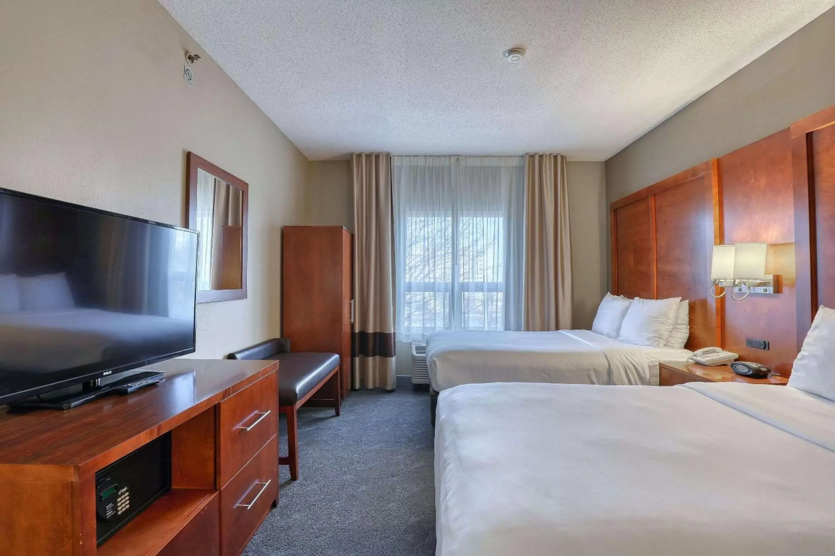 Bedroom, TV/Entertainment Center in Comfort Suites Madison West