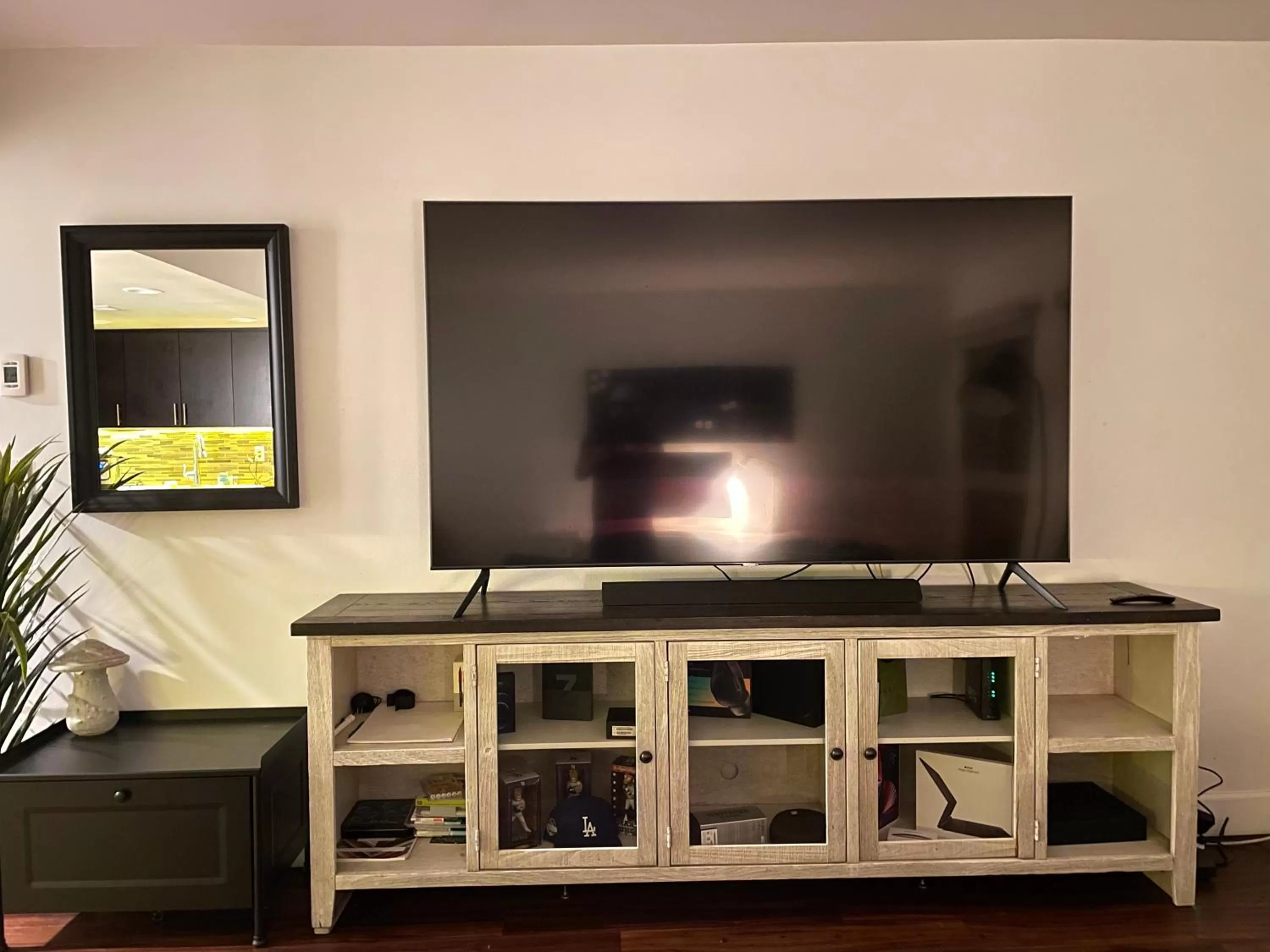 TV and multimedia, TV/Entertainment Center in Amazing DTLA View 1bd Full Kitchen Free Private Parking.