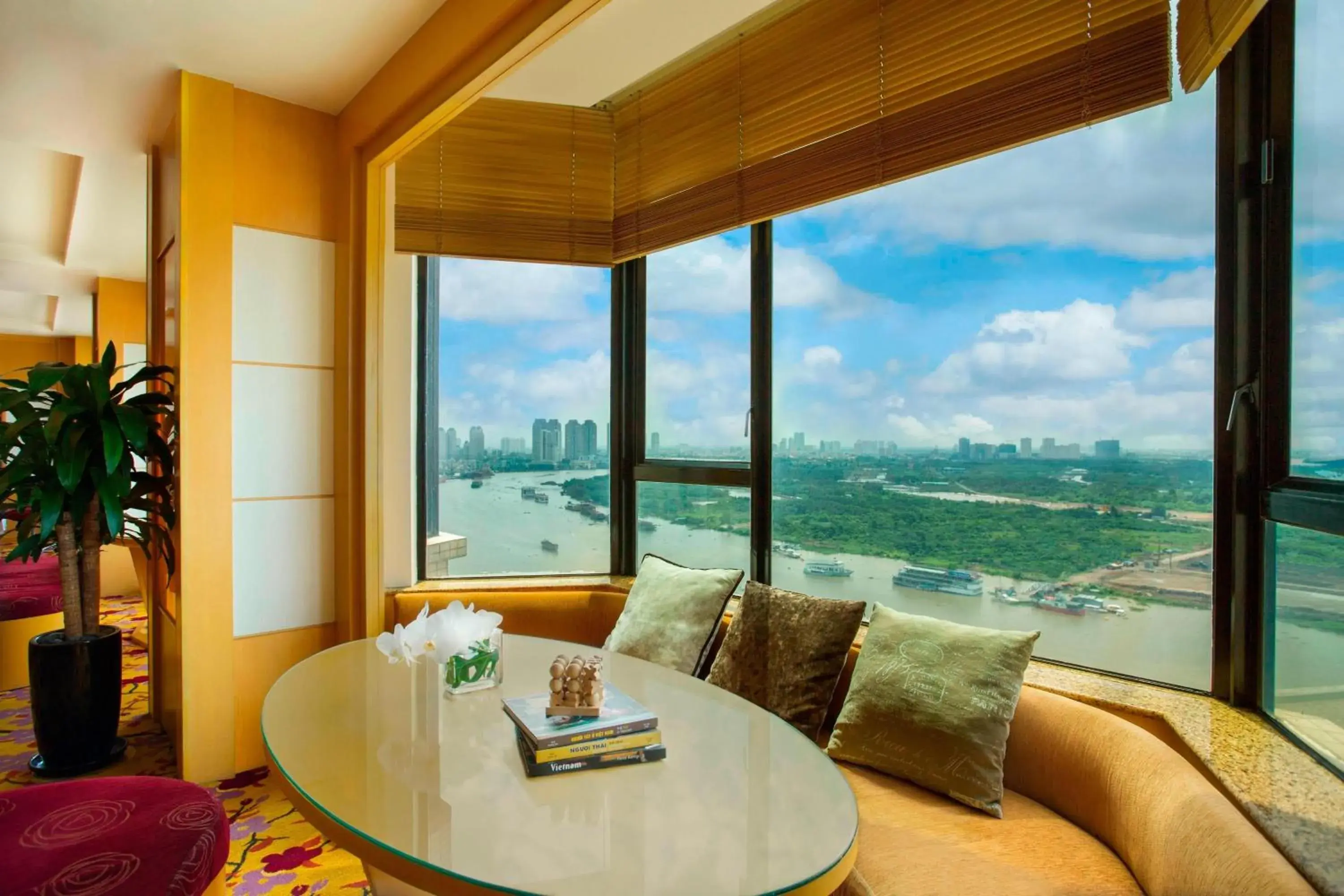 Lounge or bar, Seating Area in Renaissance Riverside Hotel Saigon