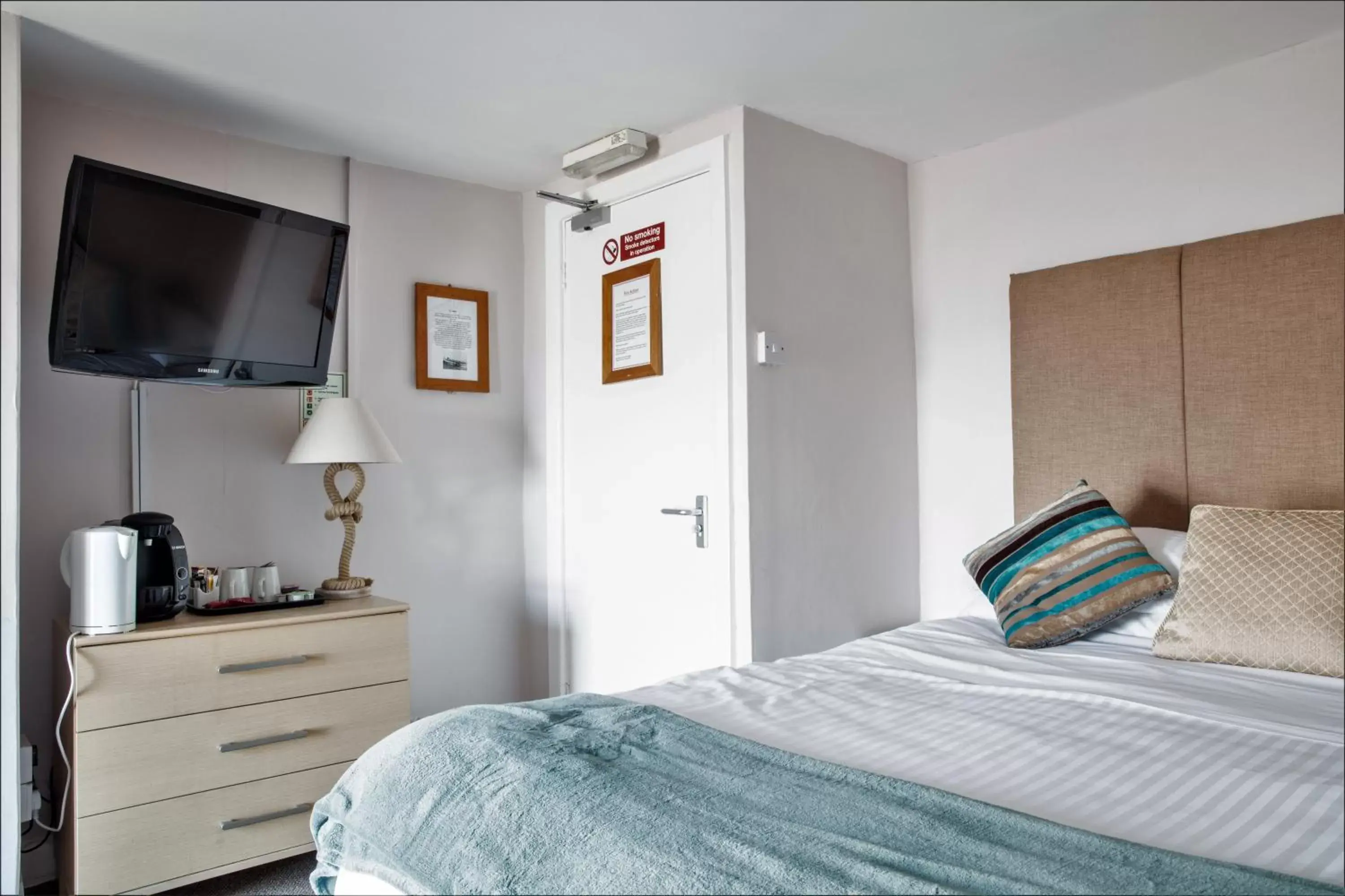 Bed in The Two Lifeboats Bed in The Two Lifeboats