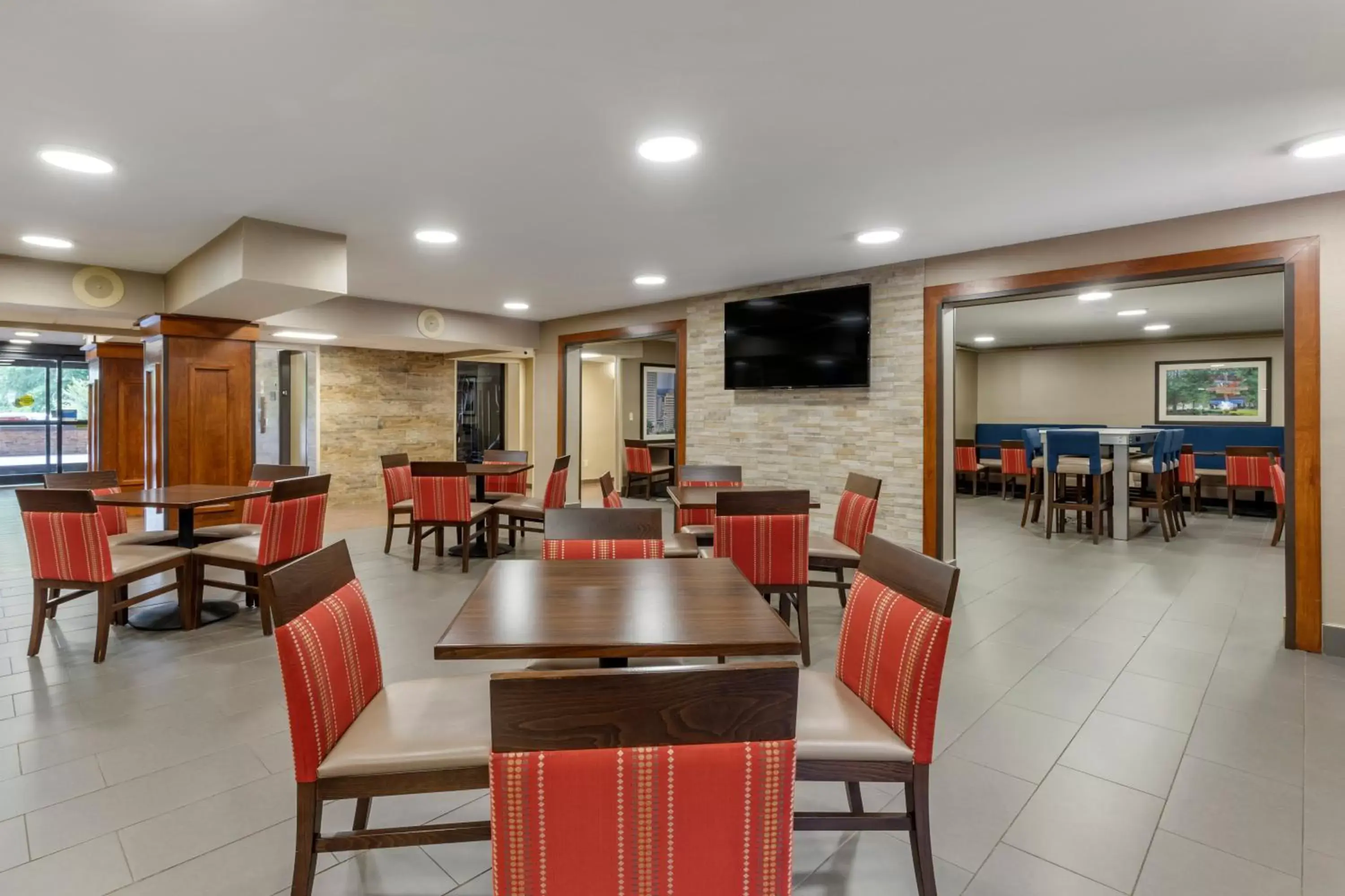 Food, Restaurant/Places to Eat in Comfort Inn Charlotte Airport Uptown