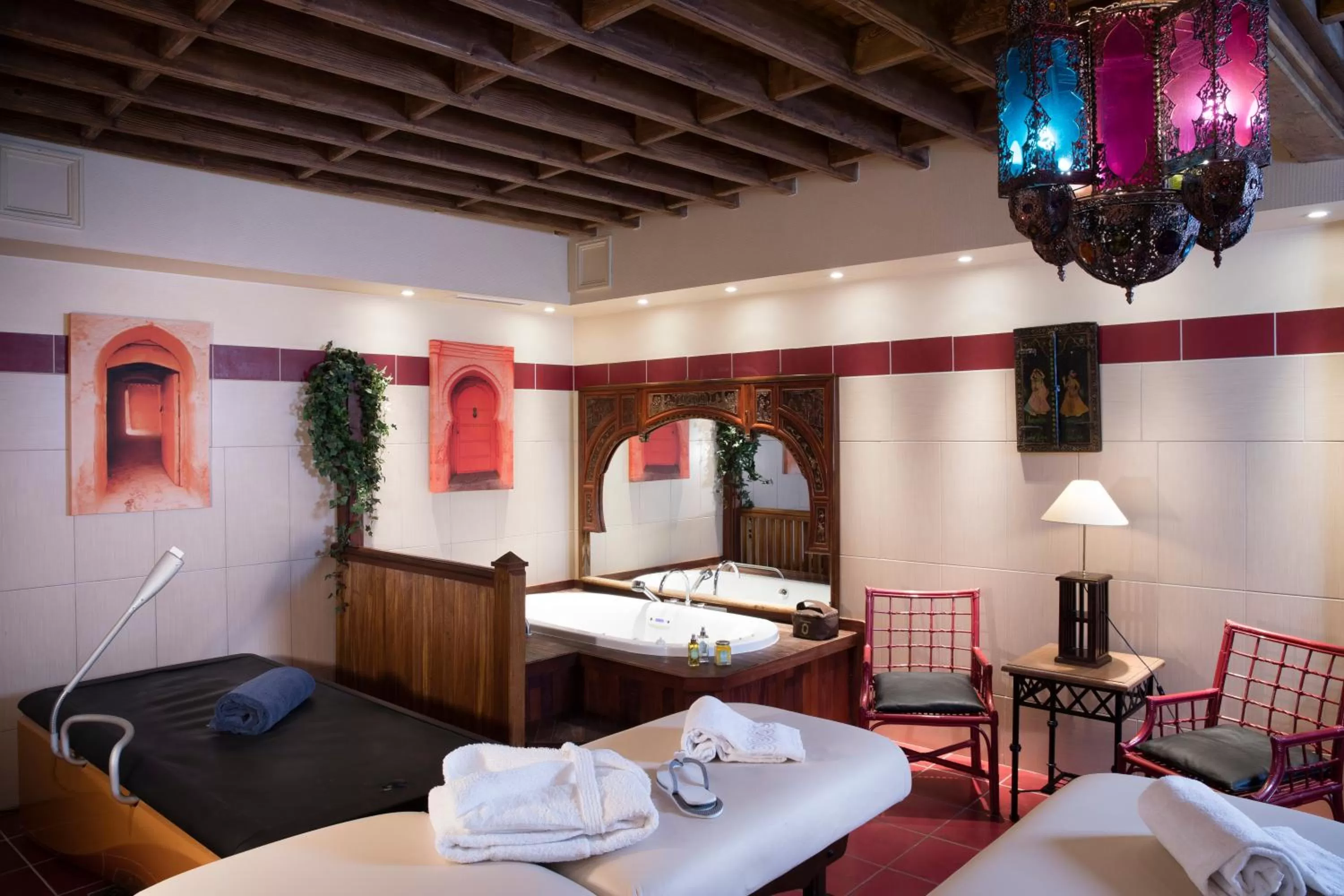 Photo of the whole room, Bed in Hotel et Spa Le Lion d'Or