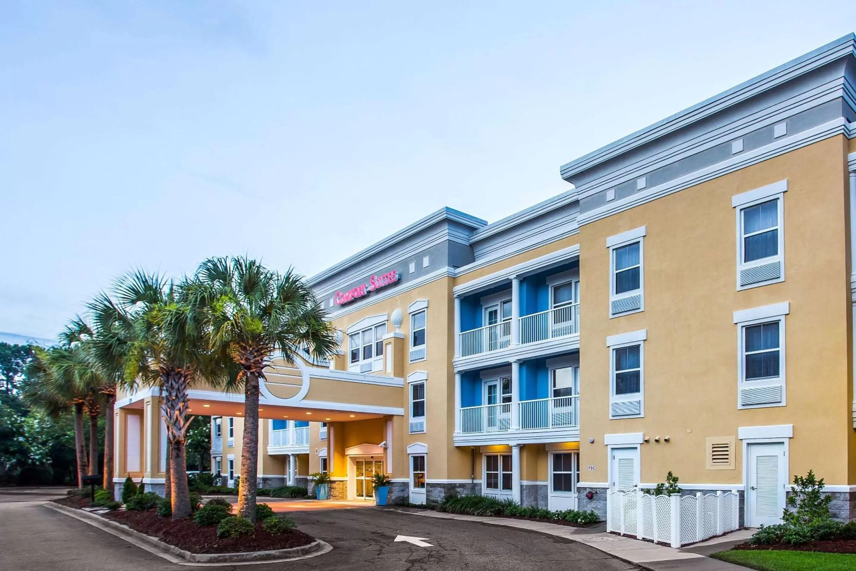 Property building in Comfort Suites at Isle of Palms Connector