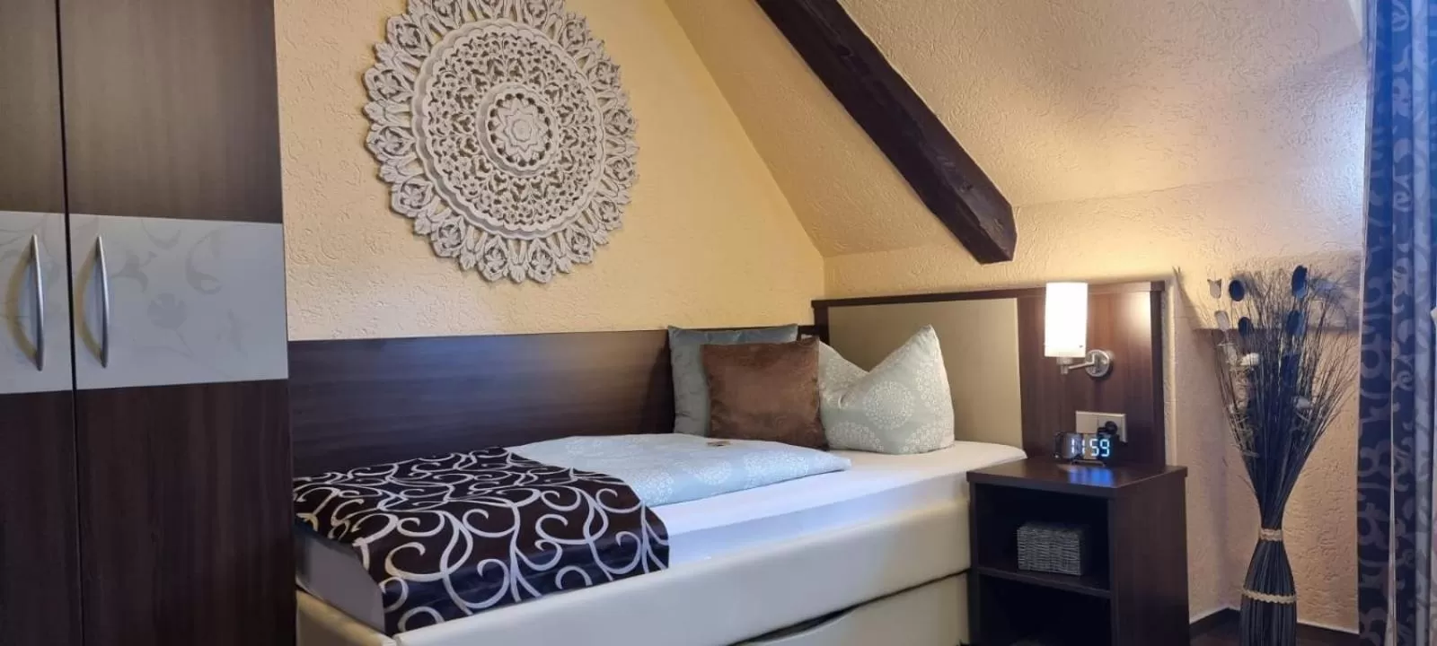 Property building, Bed in Hotel Engel