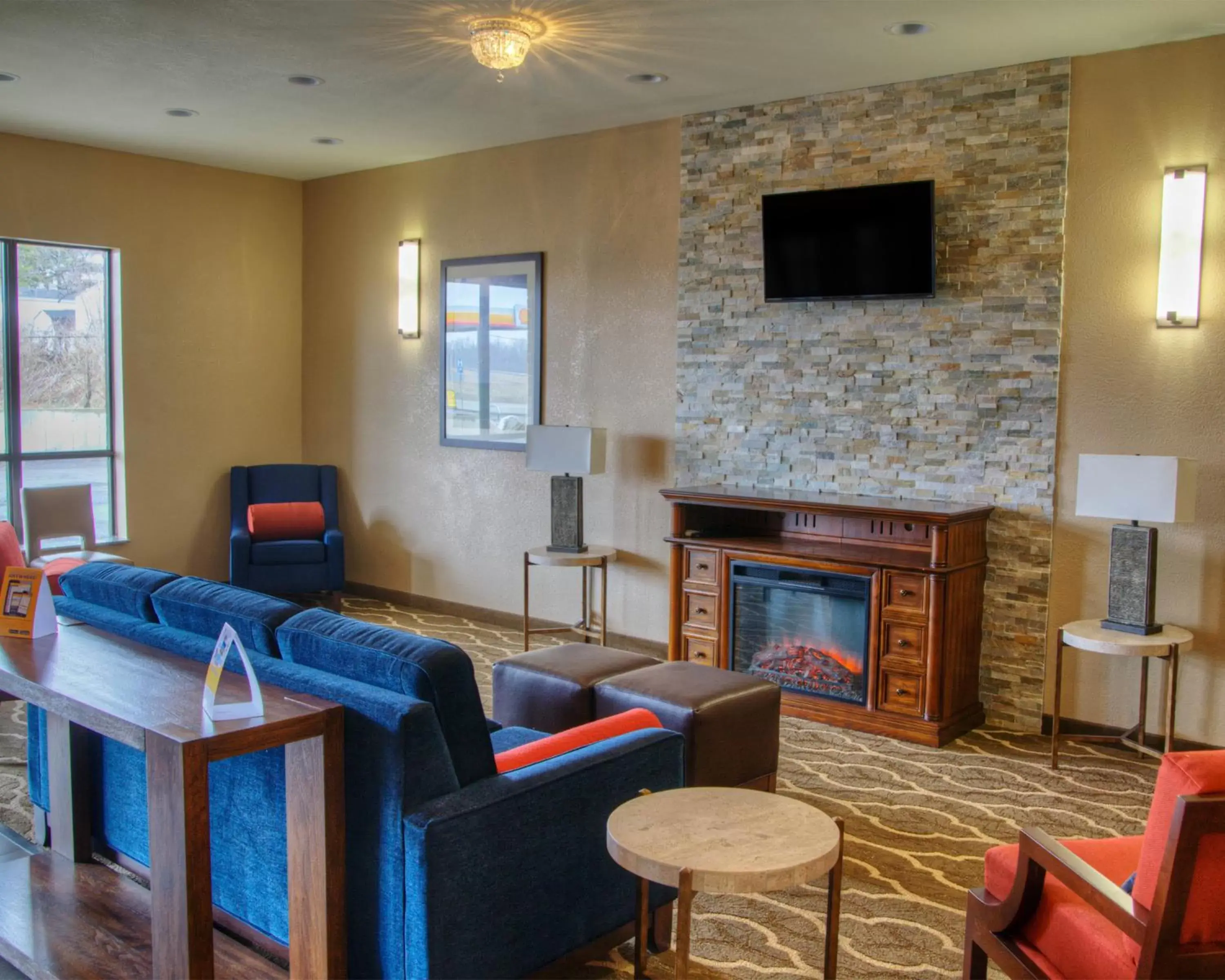 Day, Seating Area in Comfort Suites Plymouth near US-30