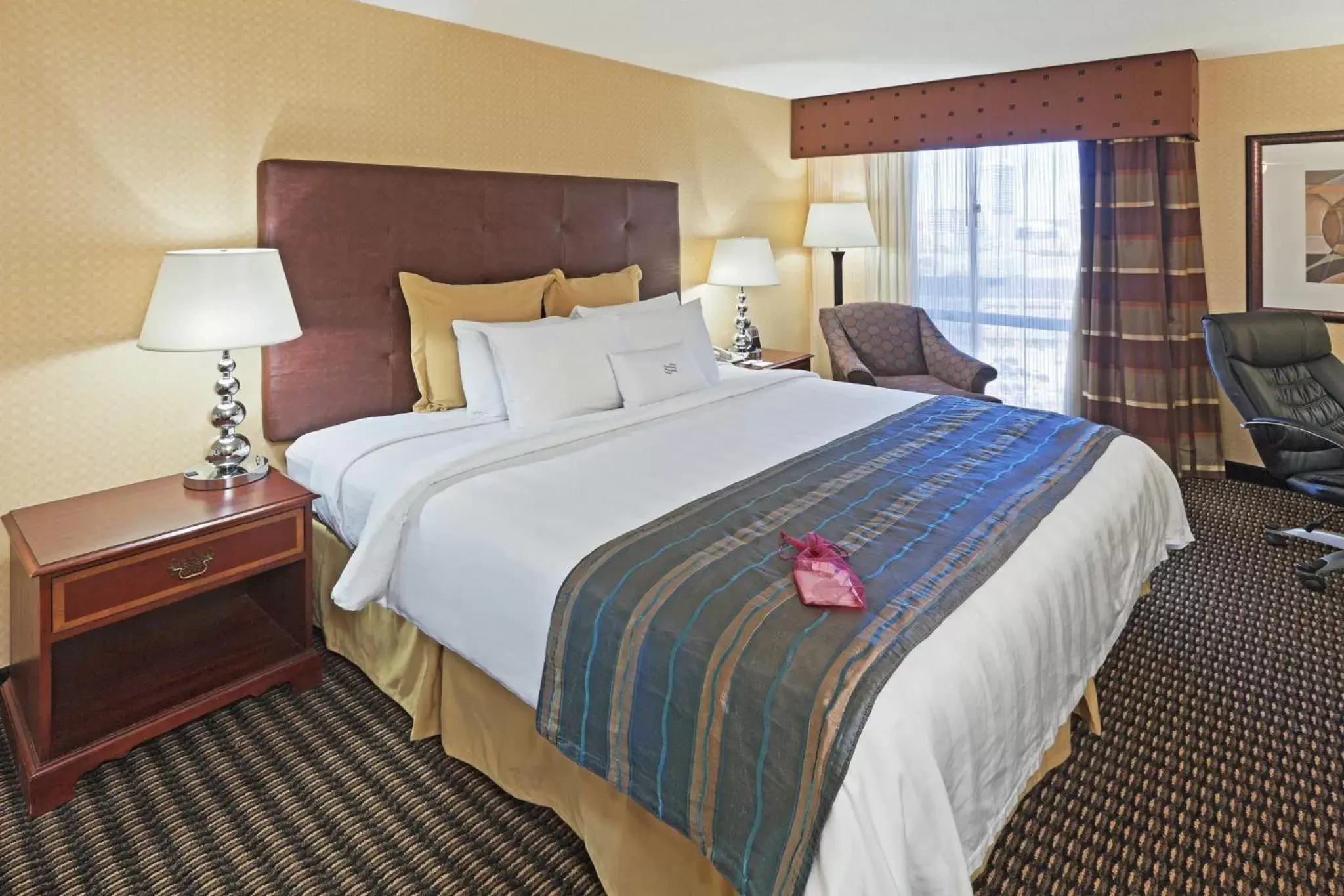 Photo of the whole room, Bed in Crowne Plaza Hotel Dallas Downtown, an IHG Hotel