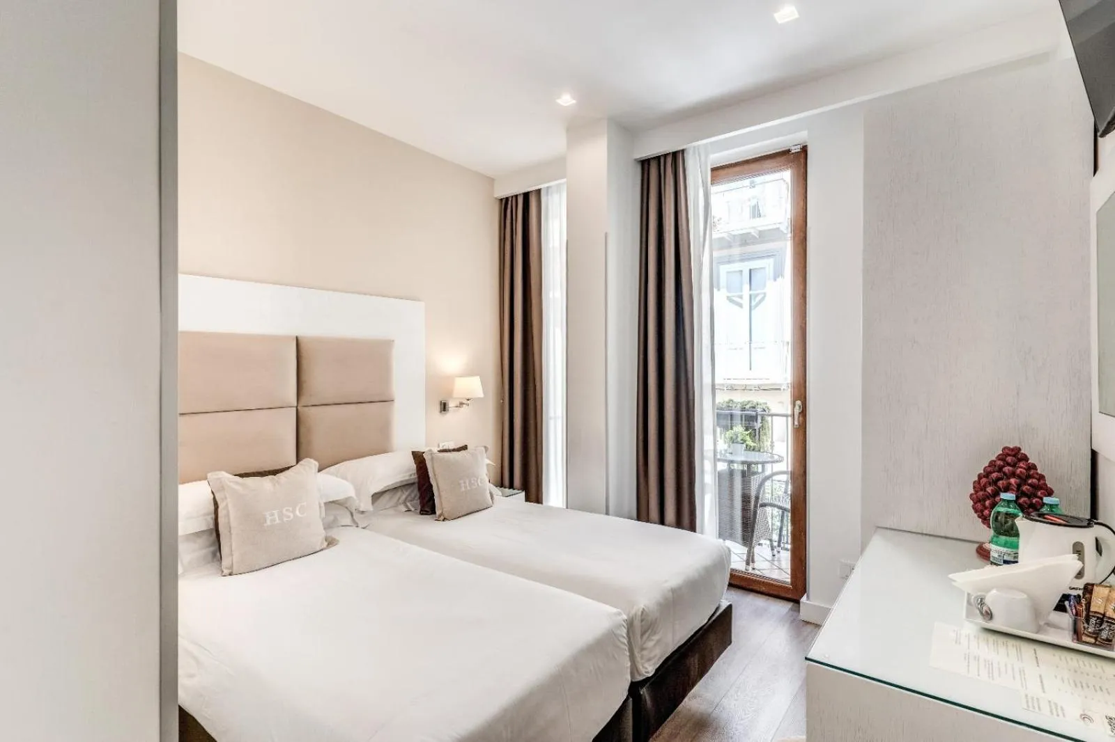 Balcony/Terrace, Bed in Hotel Sorrento City