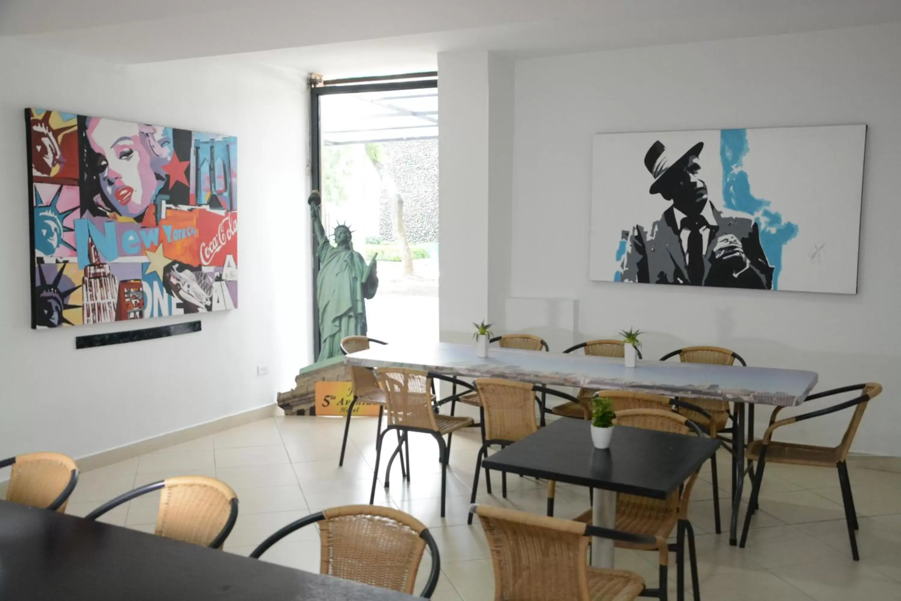 Communal lounge/ TV room, Restaurant/Places to Eat in Hotel Quinta Avenida