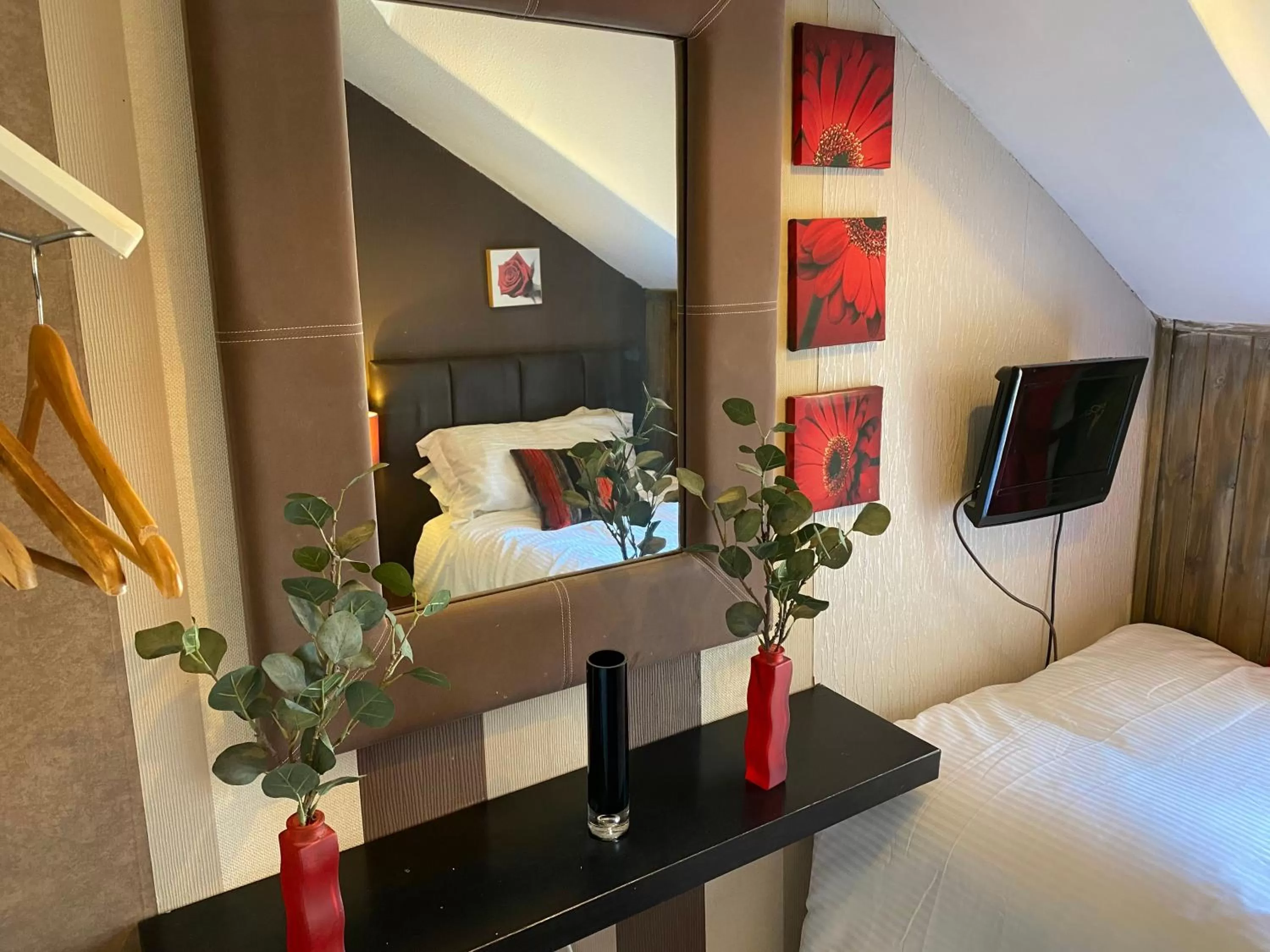 Bed in Delovely Hotel