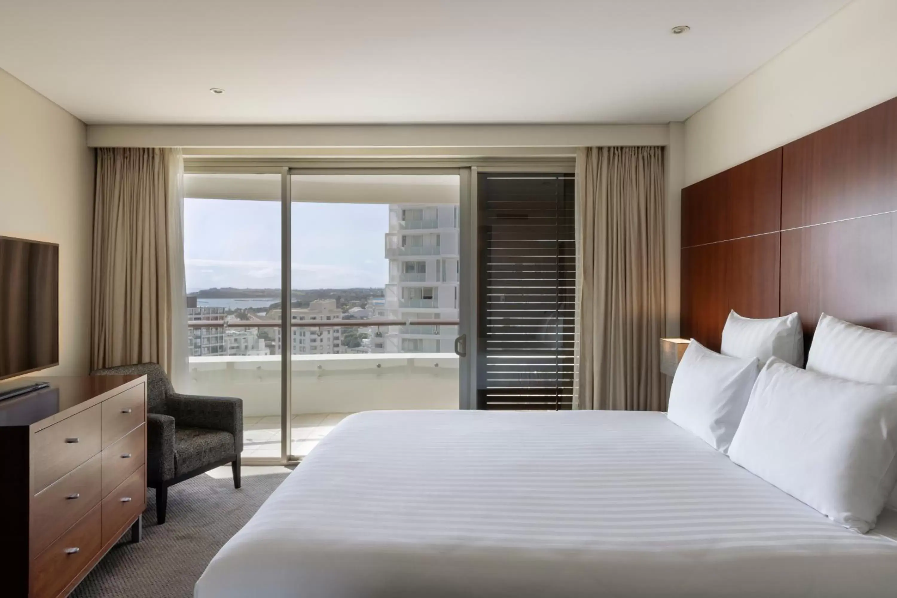 Bedroom, Bed in Pullman Auckland Hotel & Apartments
