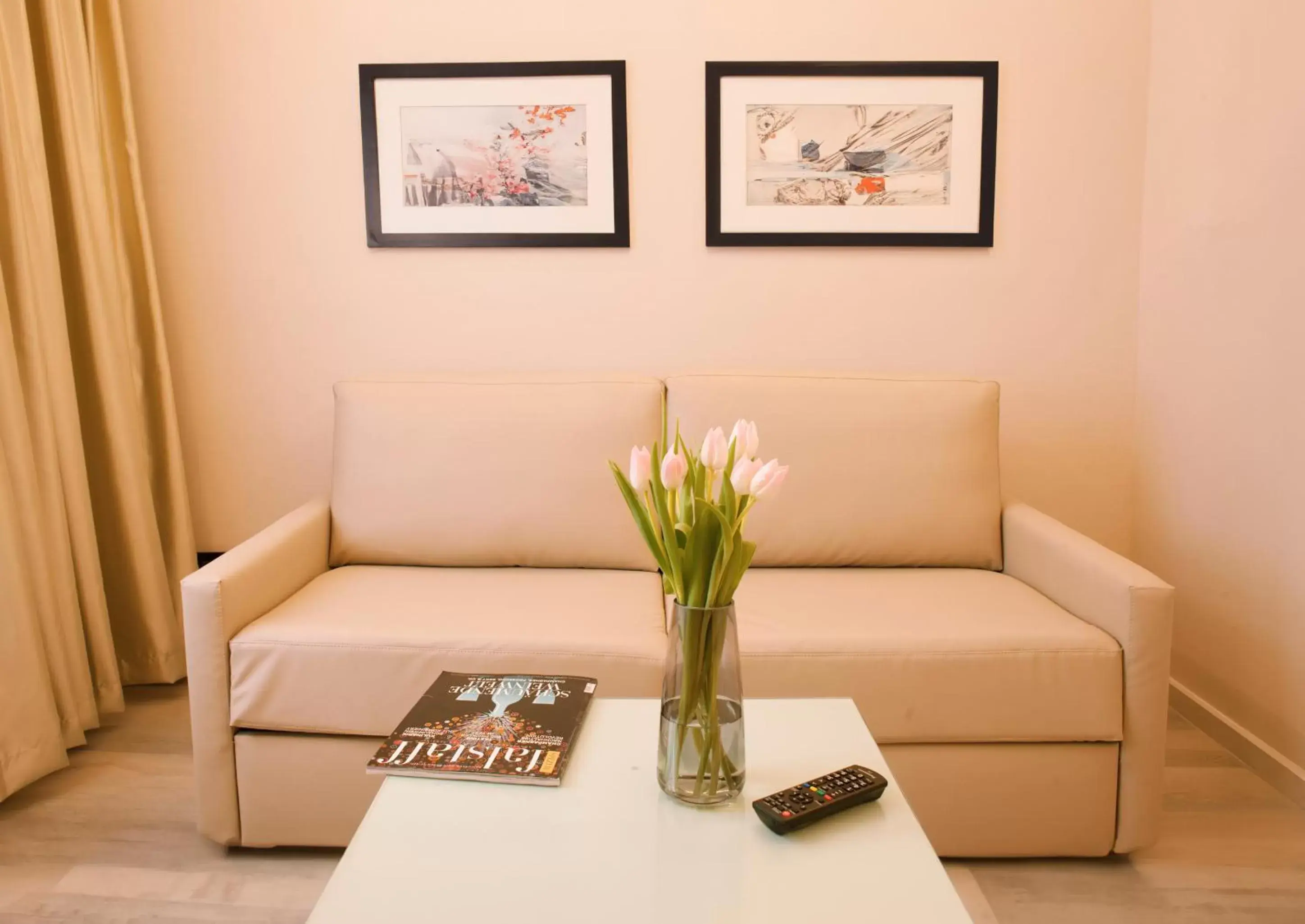 Photo of the whole room, Seating Area in Hotel Schweriner Hof