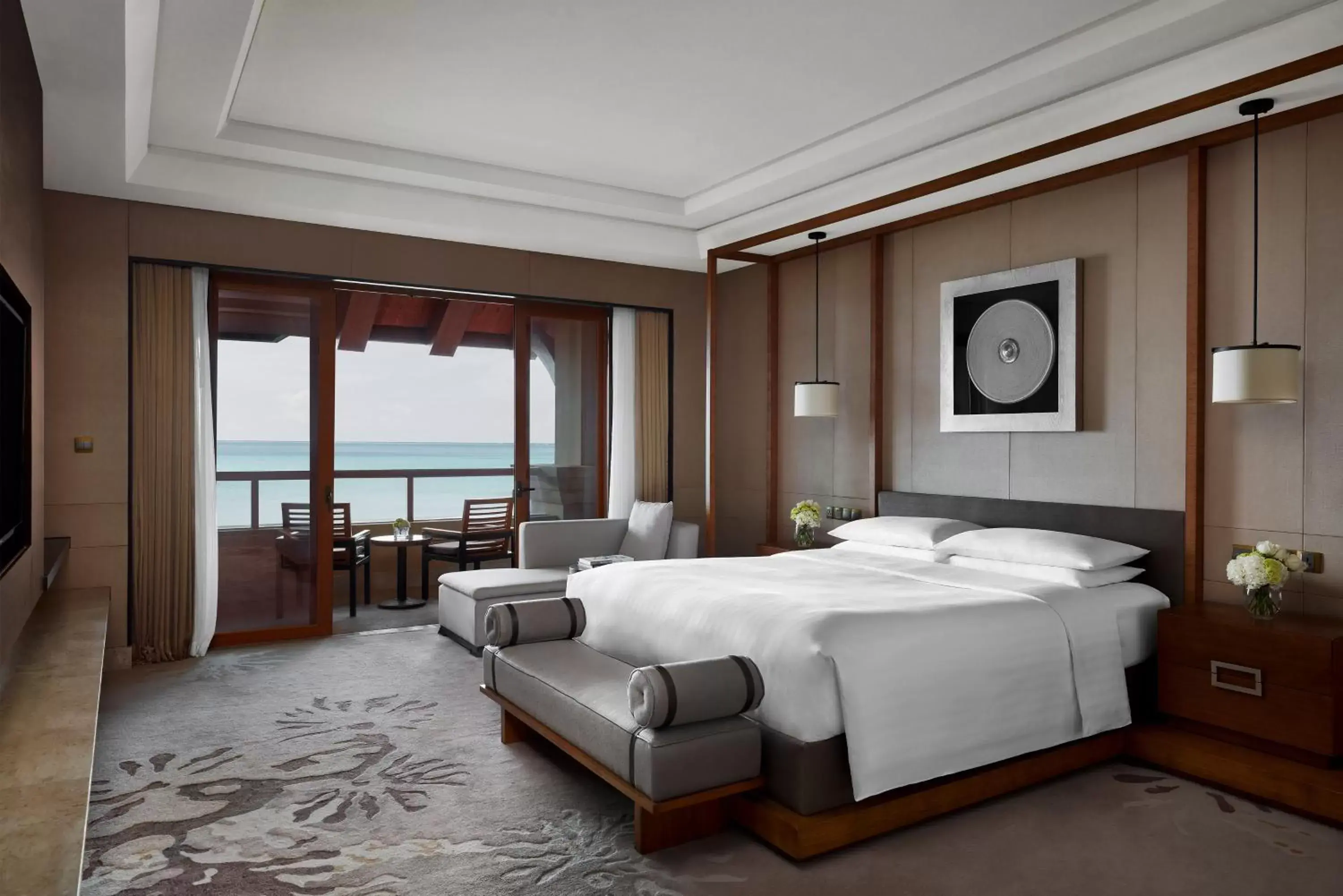 Communal lounge/ TV room, Bed in Haikou Marriott Hotel