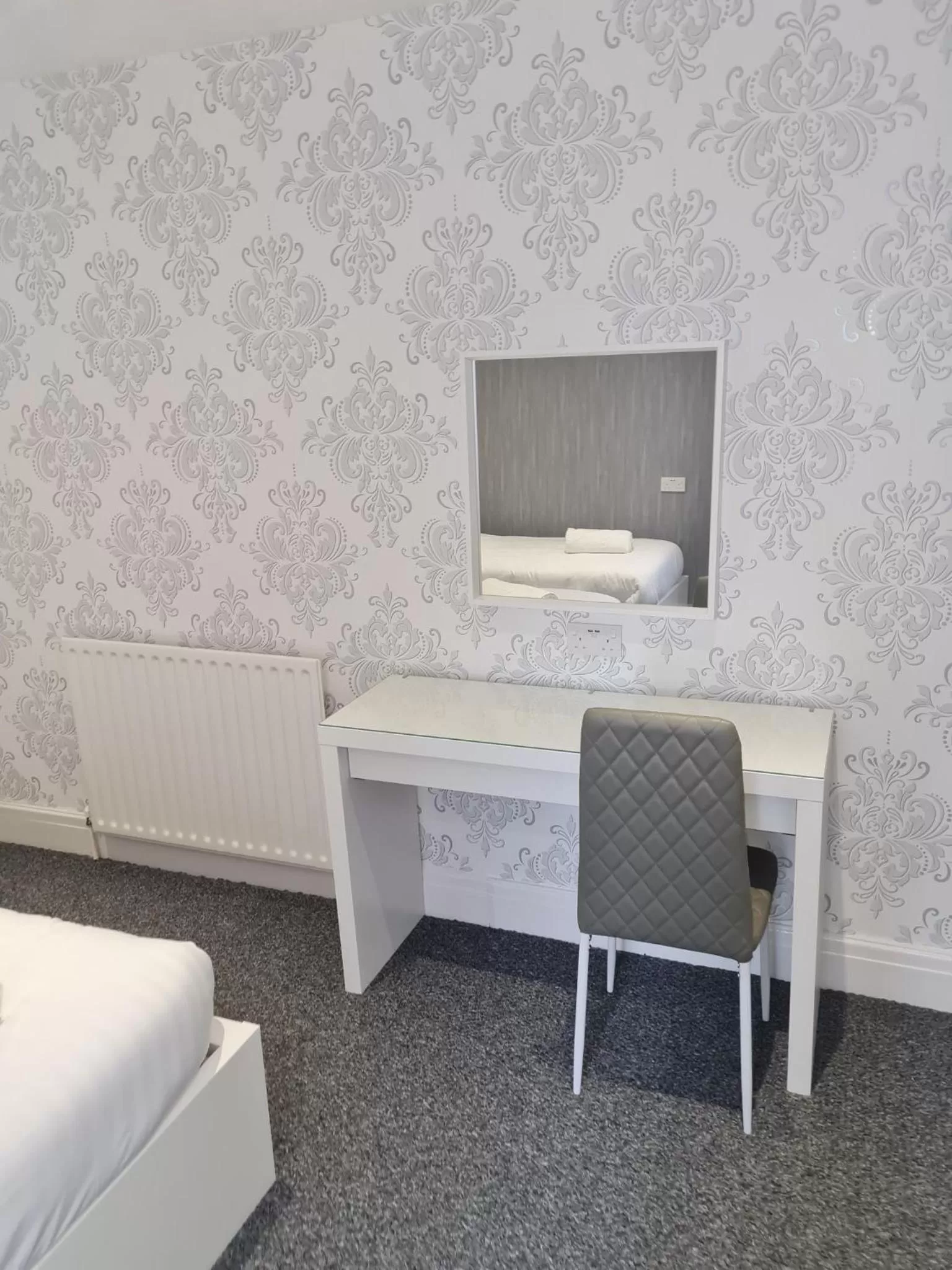 Bedroom in Queens Plaza Hotel