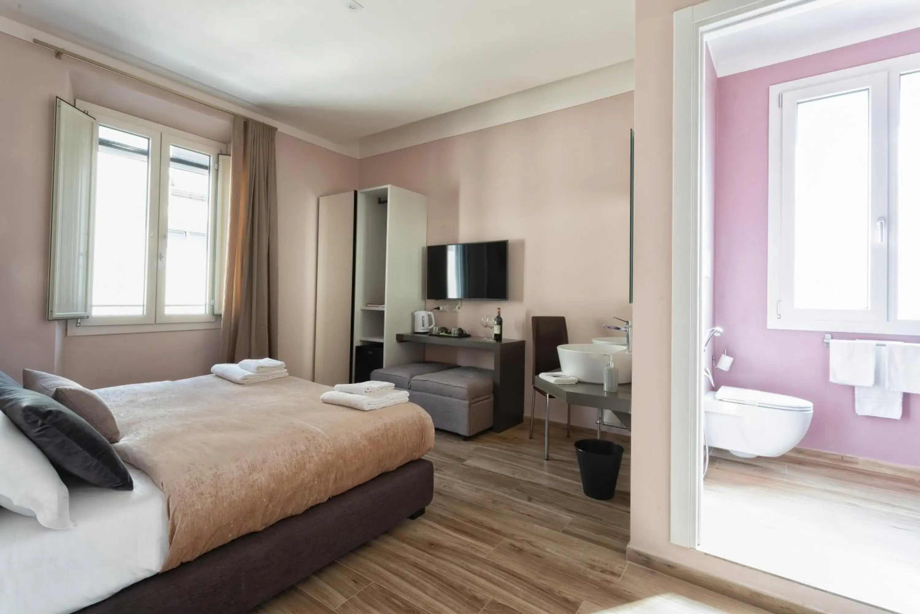 Bed in GOGO` Petit Hotel