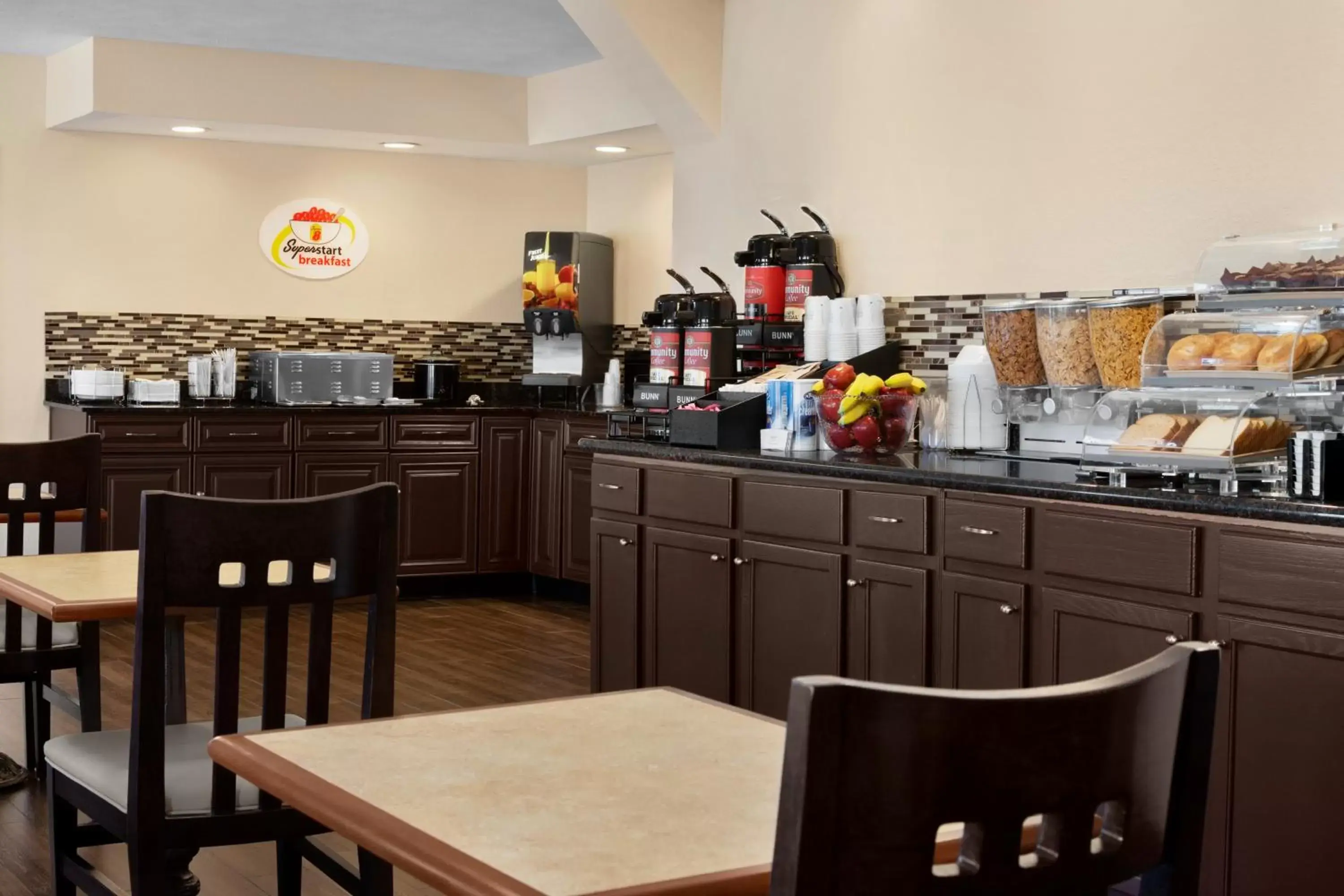 Buffet breakfast, Restaurant/Places to Eat in Super 8 by Wyndham Gulfport Near Biloxi