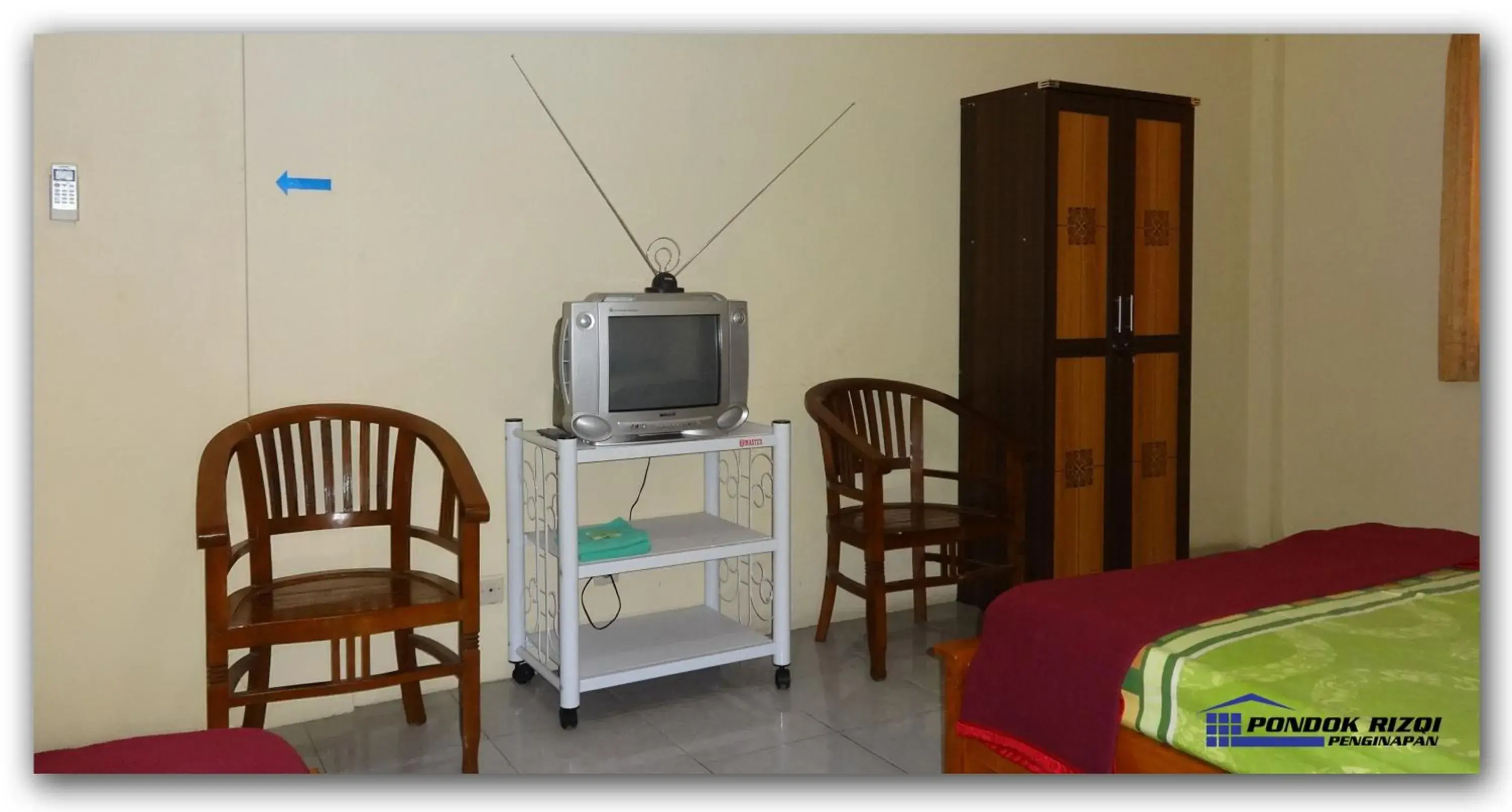 Bedroom, TV/Entertainment Center in Penginapan Pondok Rizqi