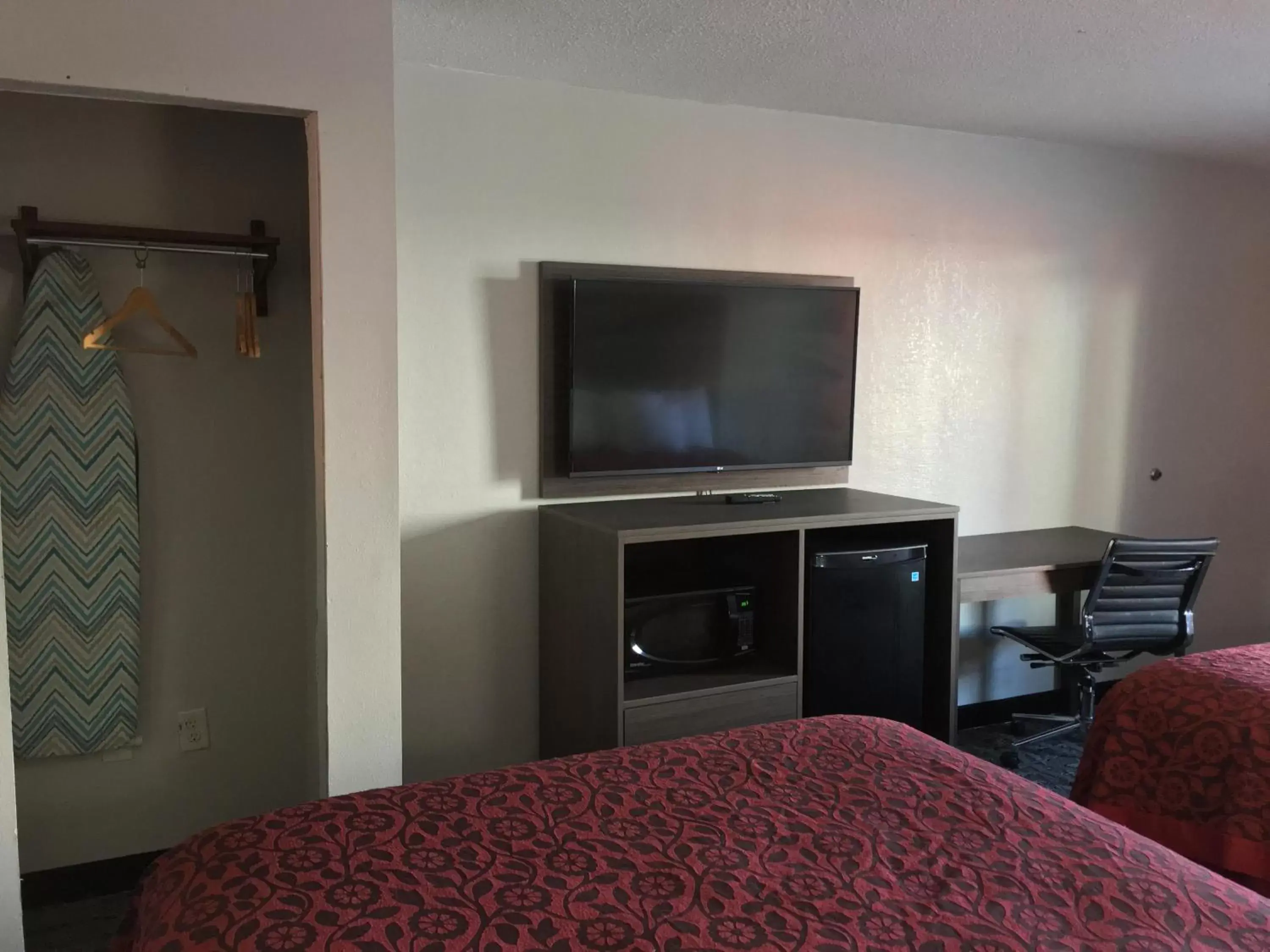 TV/Entertainment Center in Days Inn & Suites by Wyndham Charleston Airport West