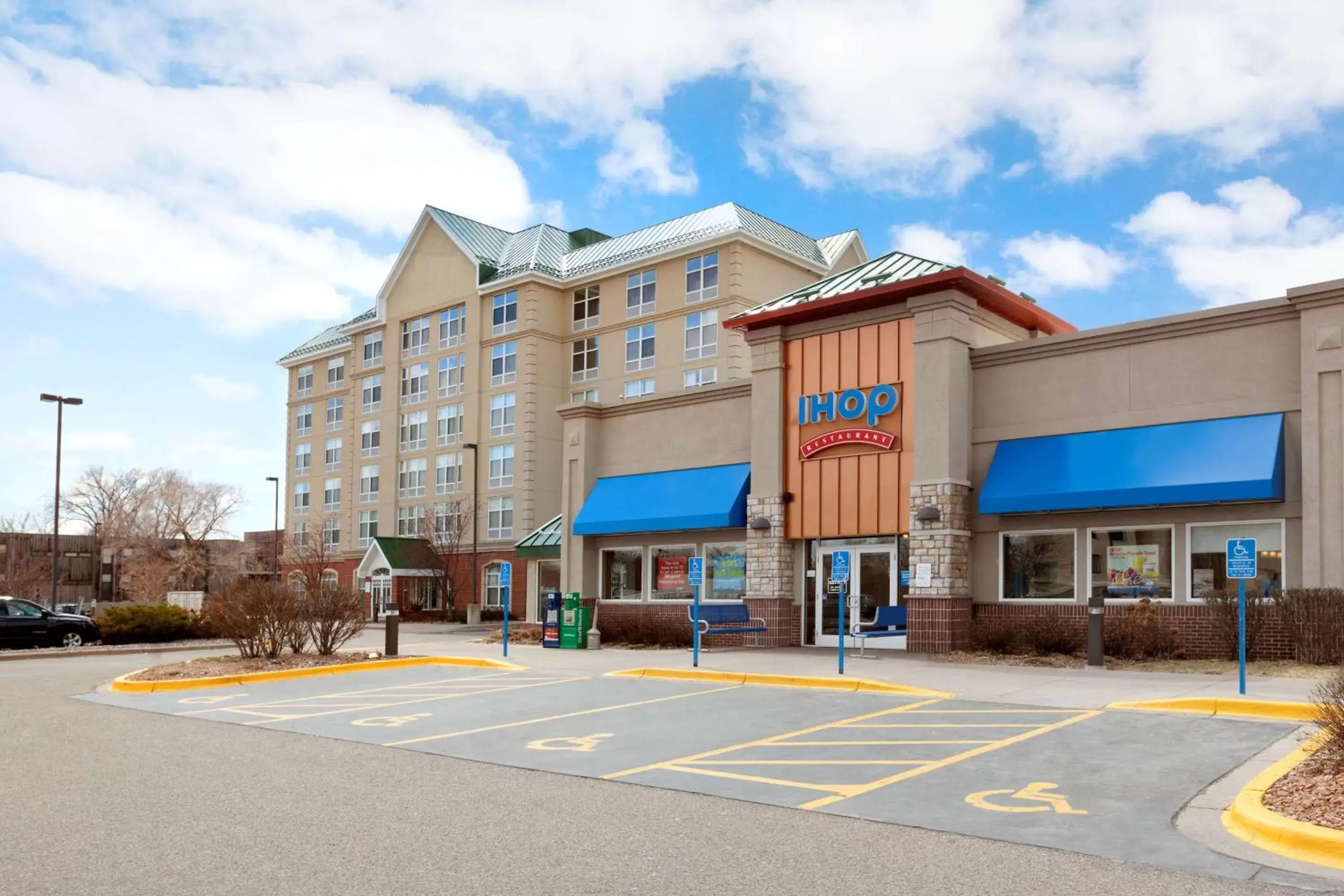 Restaurant/places to eat, Property Building in Park Plaza Minneapolis Mall of America