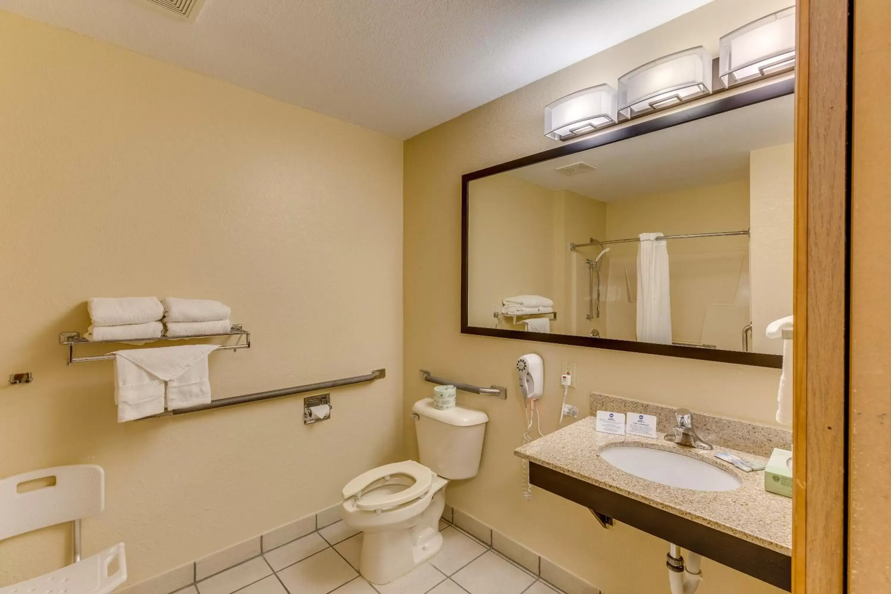 Bathroom in Best Western Lakewinds