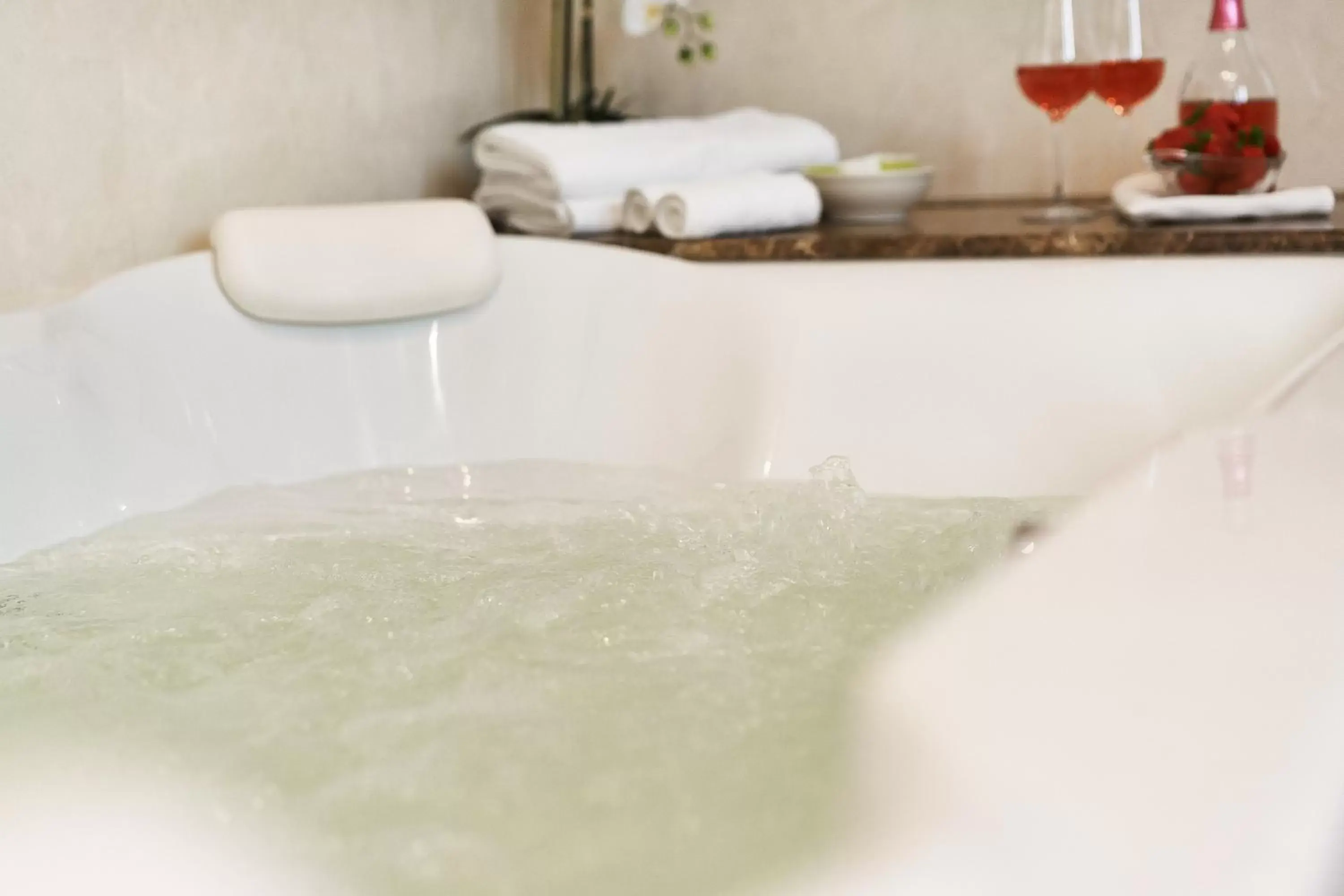 Hot Tub, Bathroom in Hotel Romance