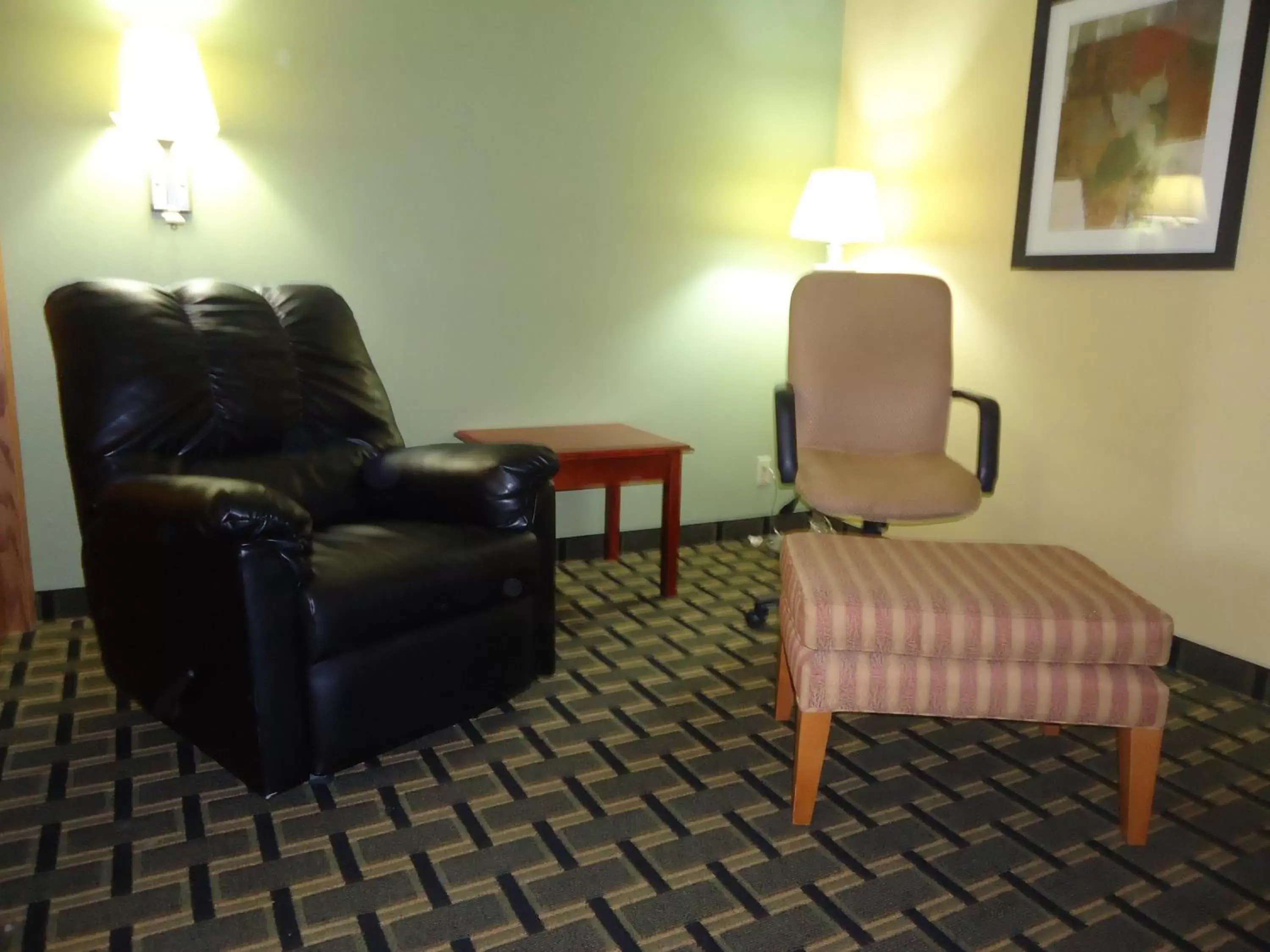 Seating Area in TownHouse Extended Stay Hotel Downtown