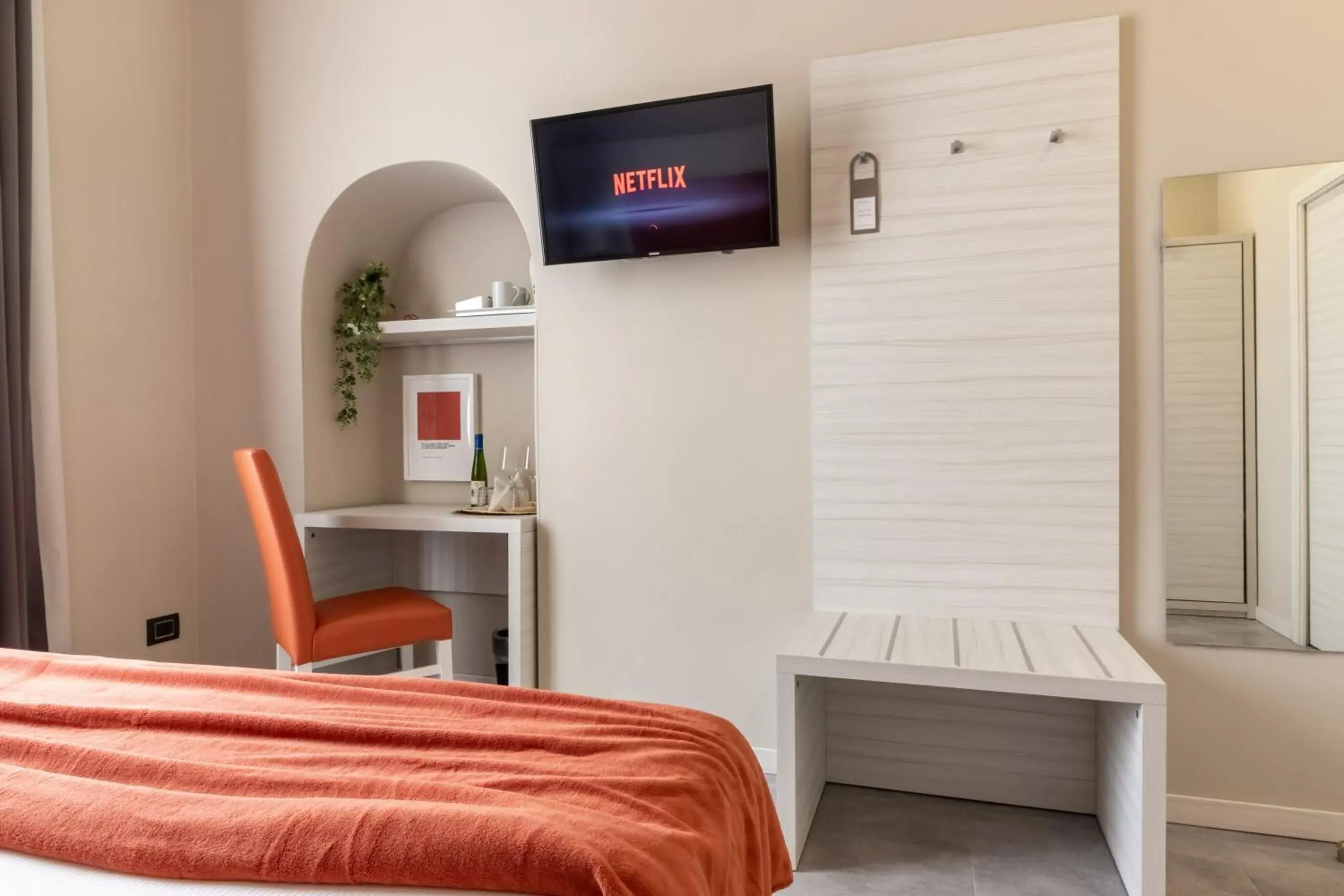 Bed, TV/Entertainment Center in Cinque Terre Gateway