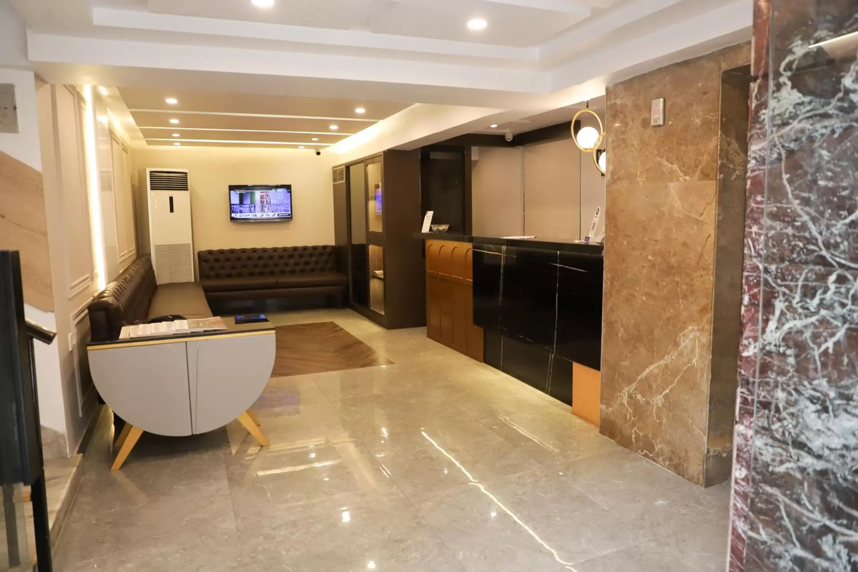 Property building, Lobby/Reception in Roland Hotel