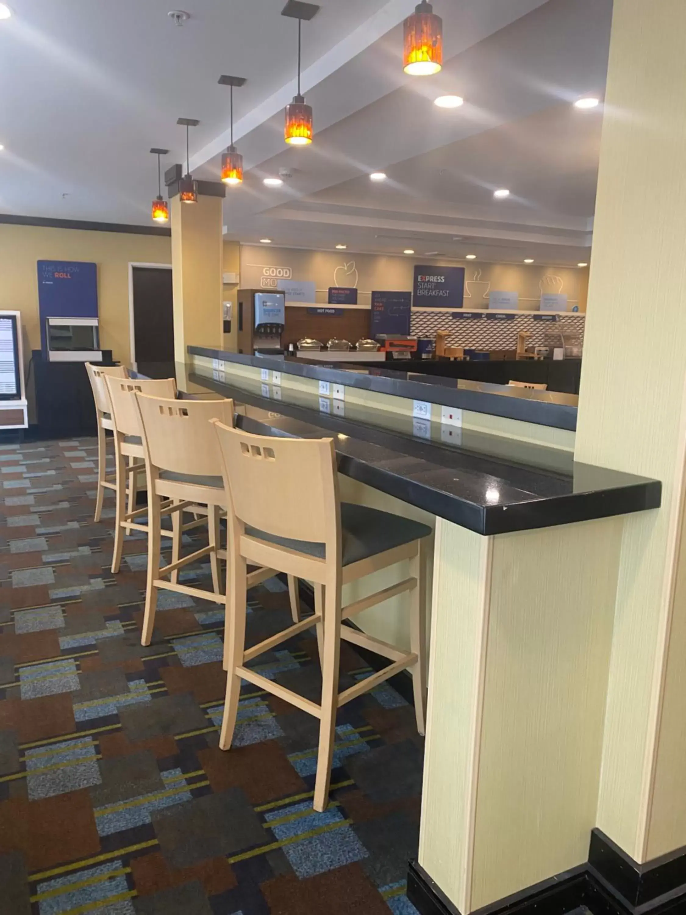 Restaurant/Places to Eat in Holiday Inn Express and Suites Detroit North-Troy, an IHG Hotel
