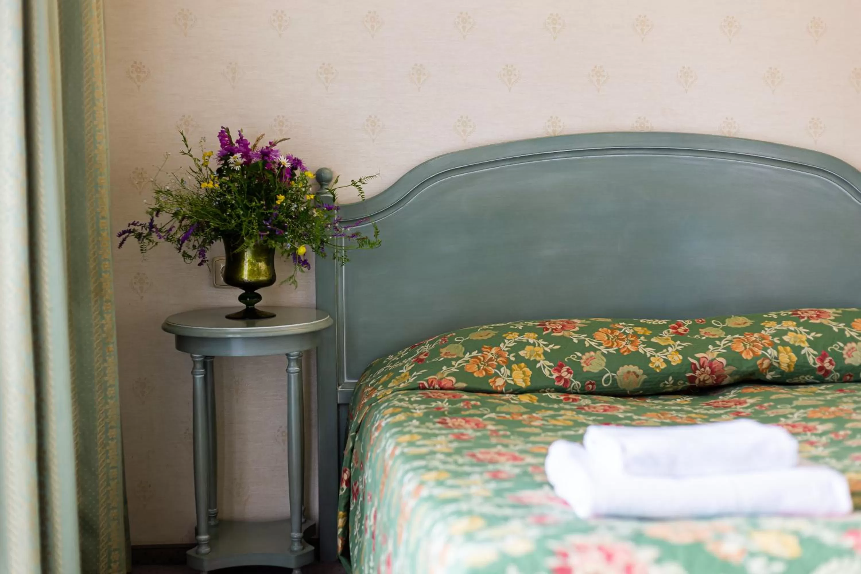 Decorative detail, Bed in Edelweiss