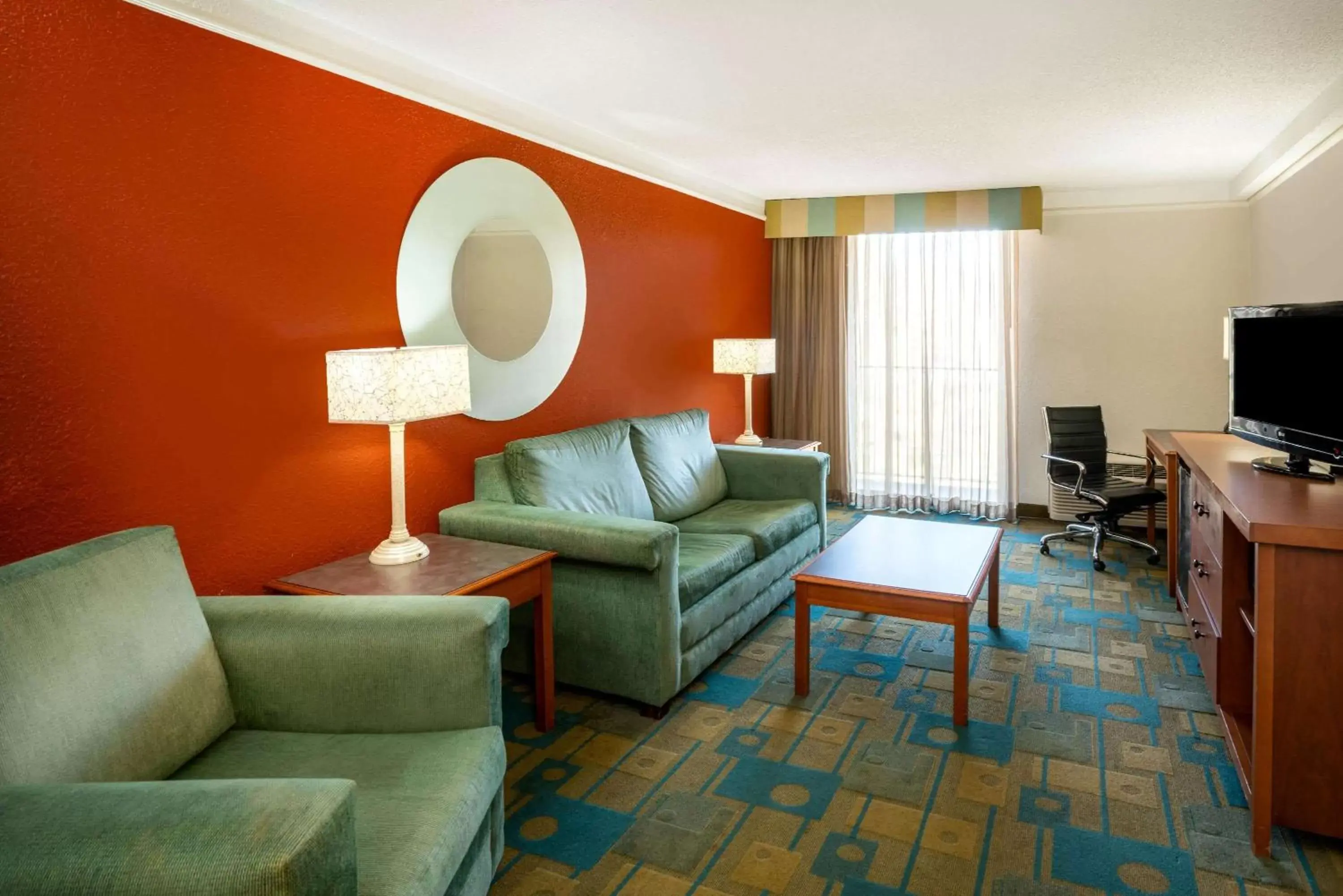 Bed, Seating Area in La Quinta by Wyndham Nashville Airport/Opryland
