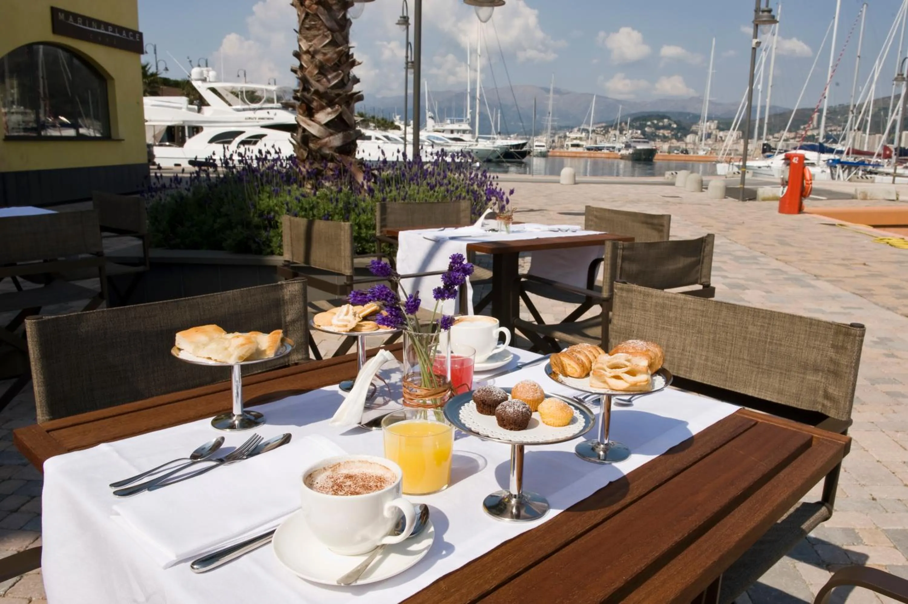 Food and drinks in Marina Place Resort