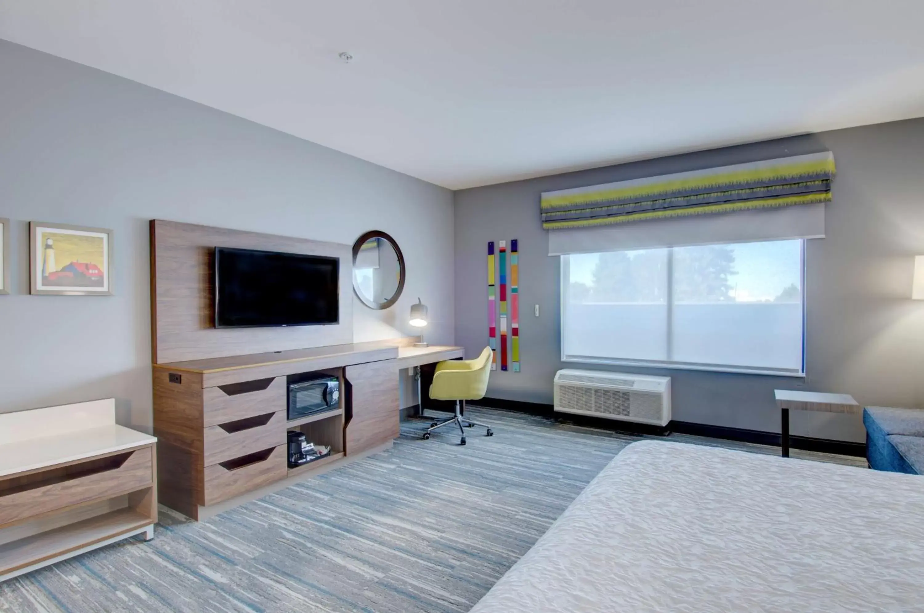 Bedroom, TV/Entertainment Center in Hampton Inn & Suites Portland West