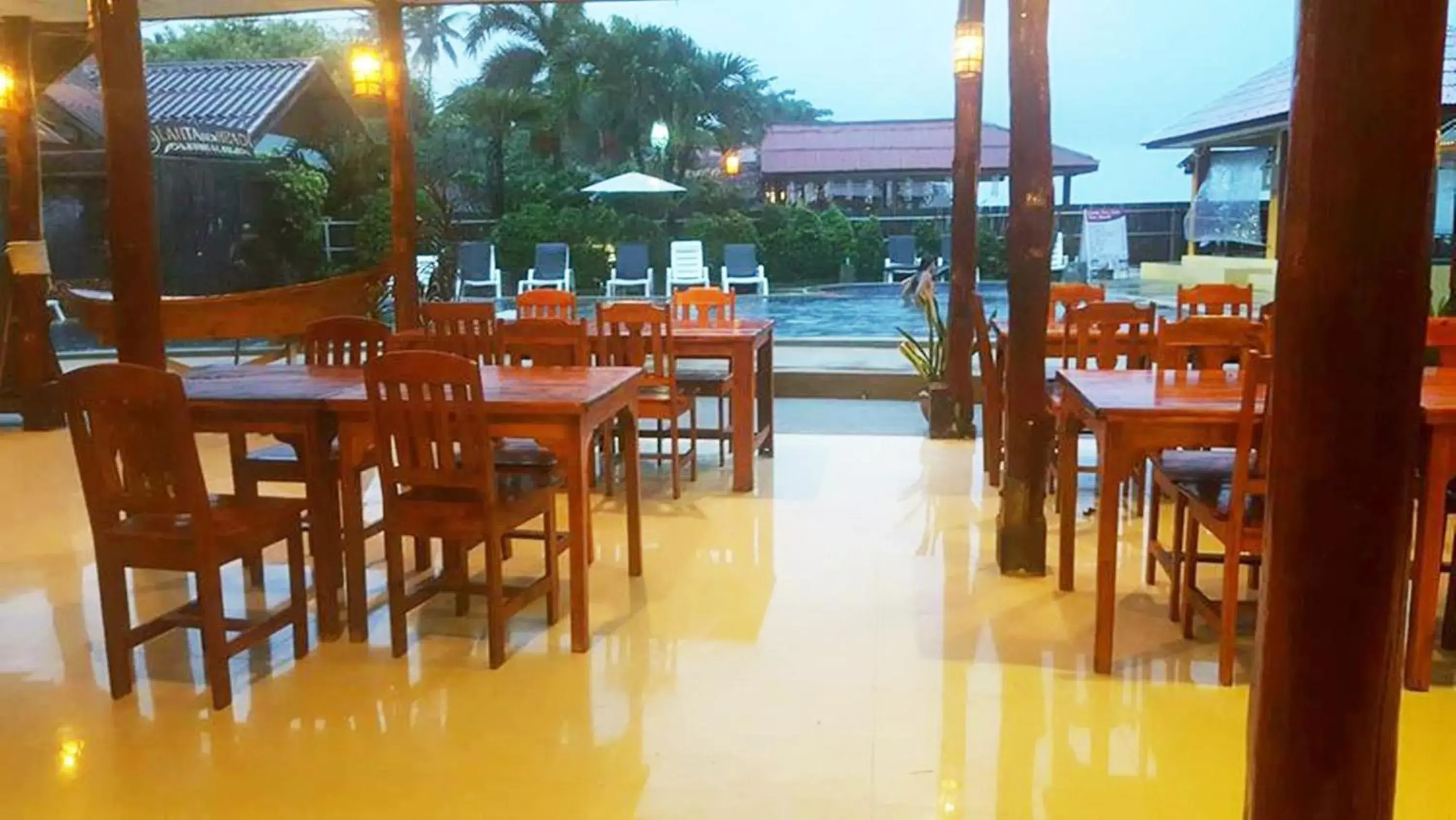 Restaurant/Places to Eat in Lanta New Beach Bungalows - SHA Plus