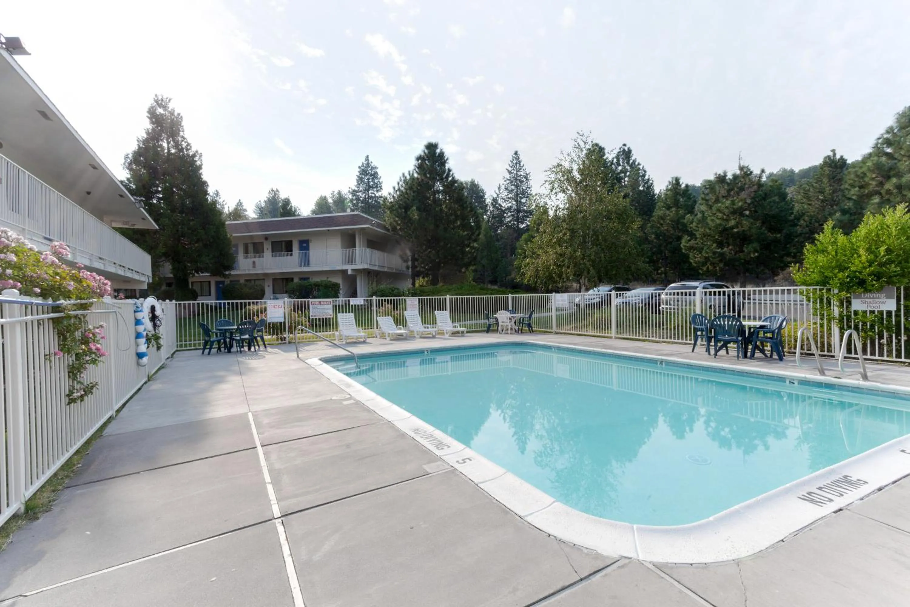 Swimming pool in Motel 6 Weed - Mount Shasta