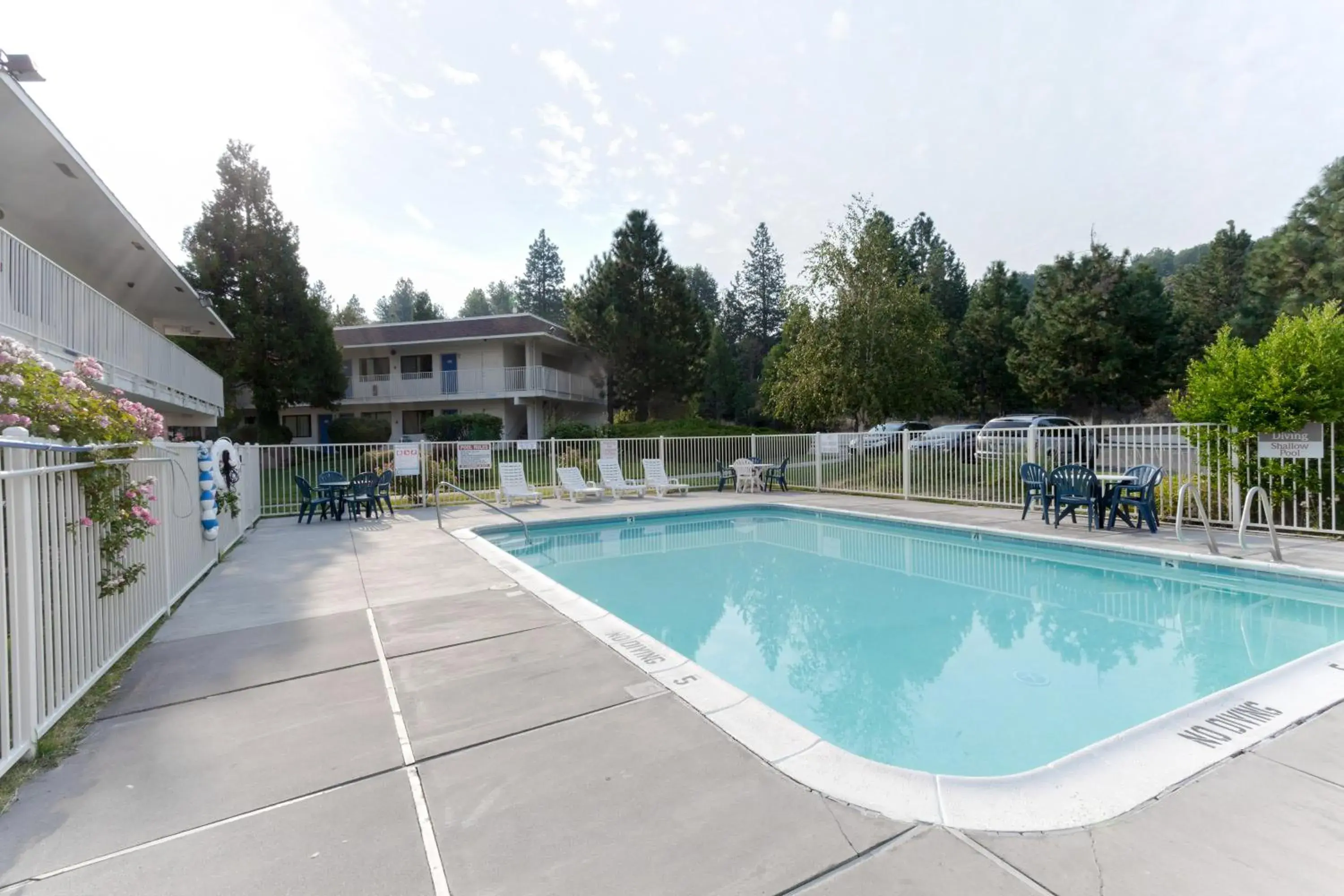 Swimming Pool in Motel 6 Weed, CA - Mount Shasta