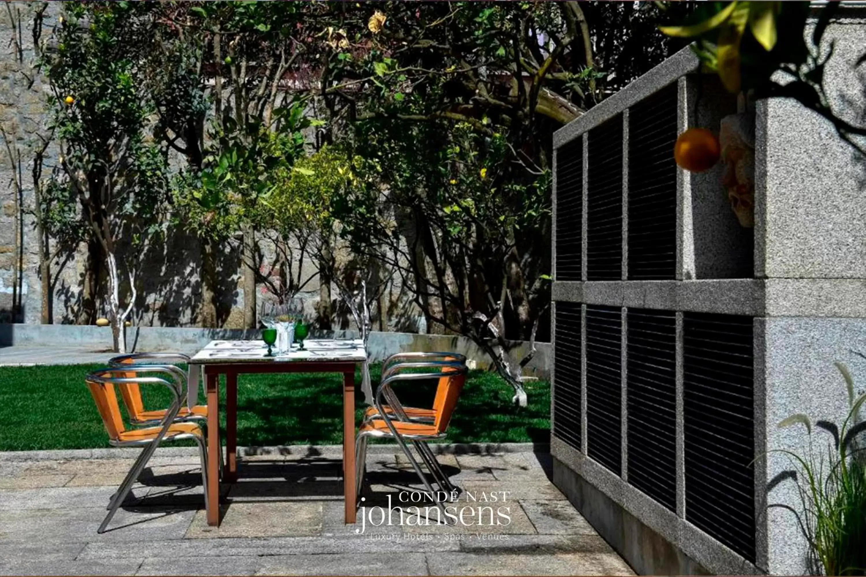 Garden, BBQ Facilities in Casa Melo Alvim - by Unlock Hotels