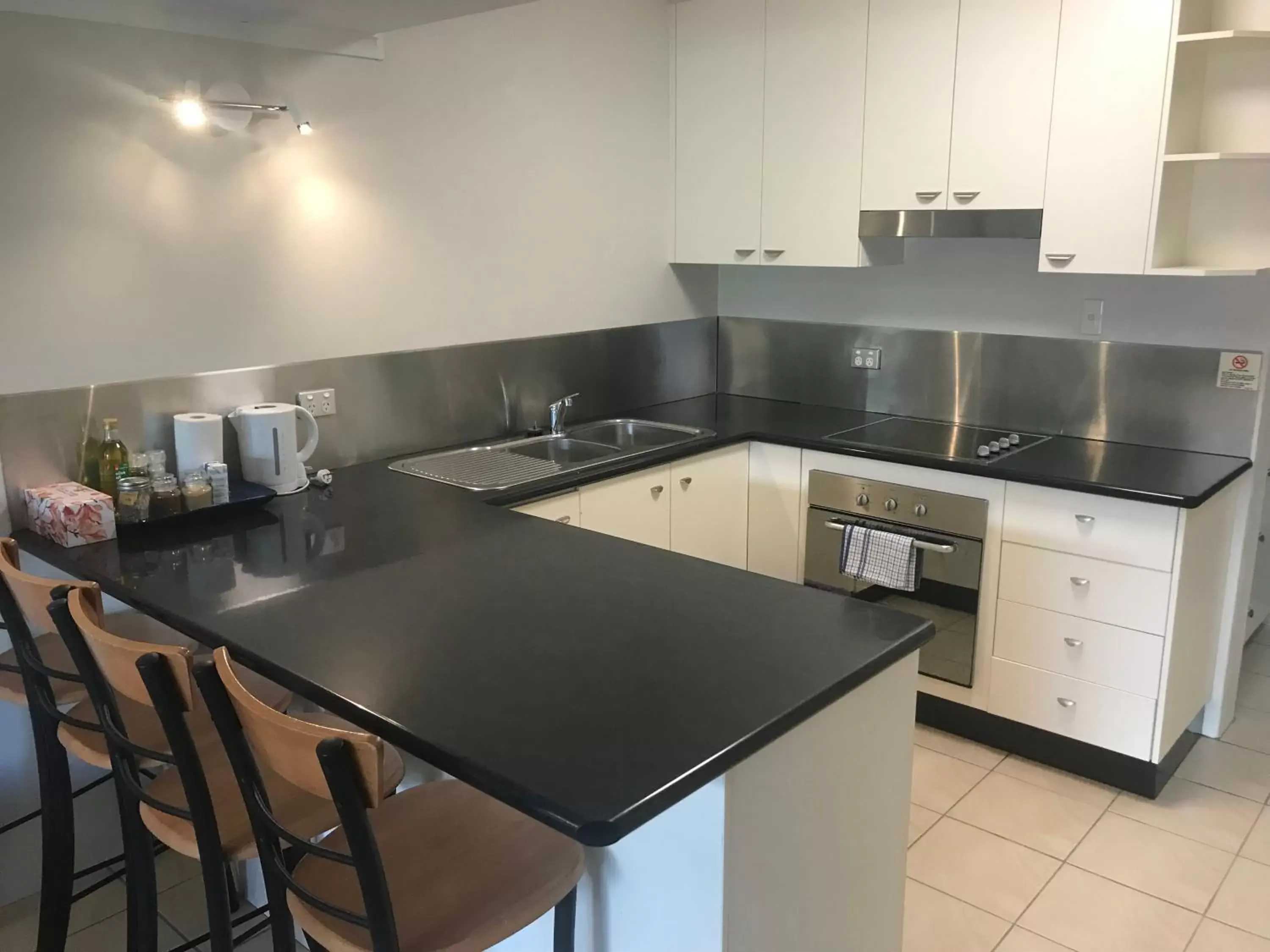 Kitchen or kitchenette, Kitchen/Kitchenette in Reef Gateway Apartments