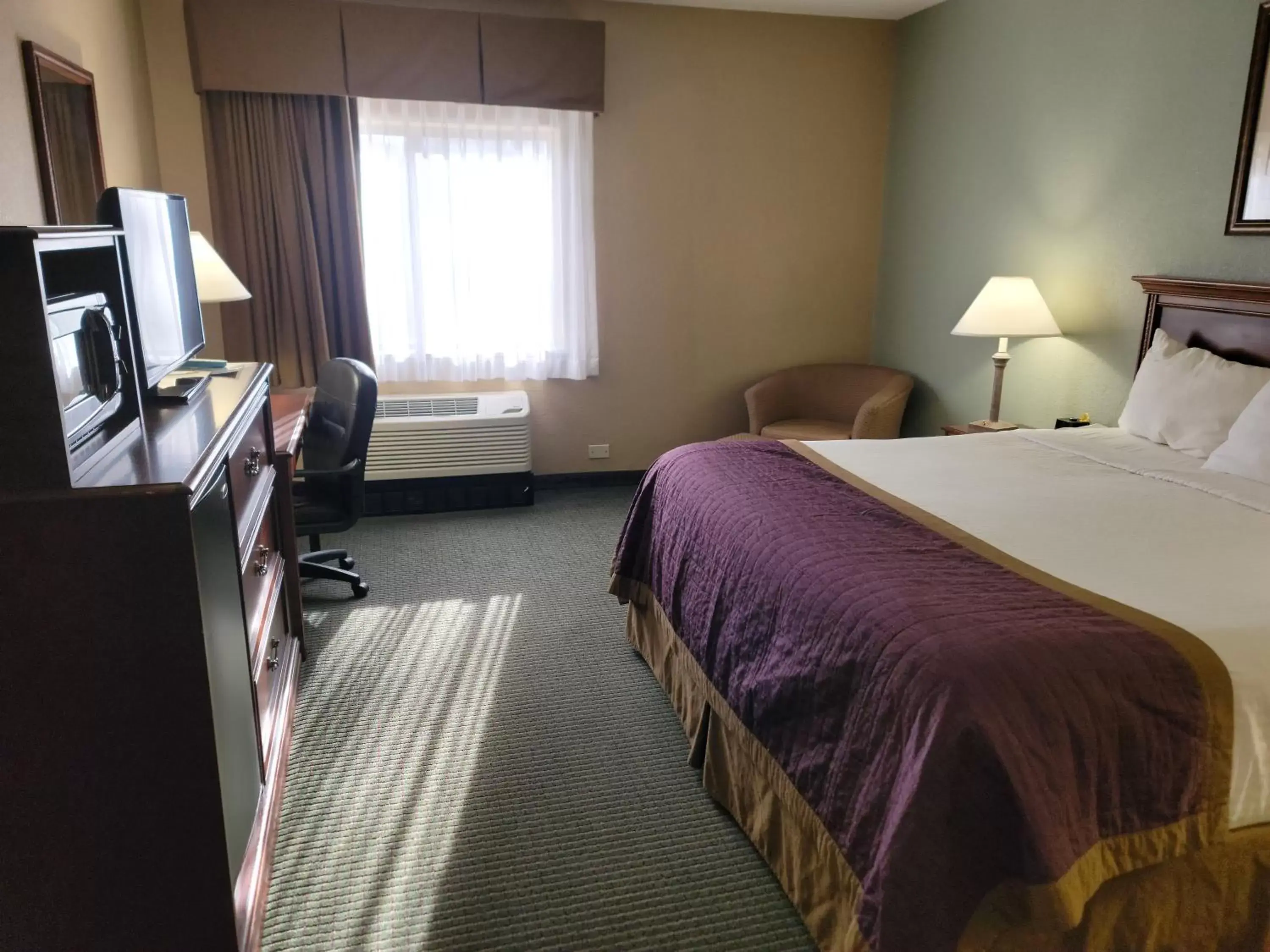 Bedroom, Bed in Bay Mountain Inn Cherokee Smoky Mountains Bedroom, Bed in Bay Mountain Inn Cherokee Smoky Mountains