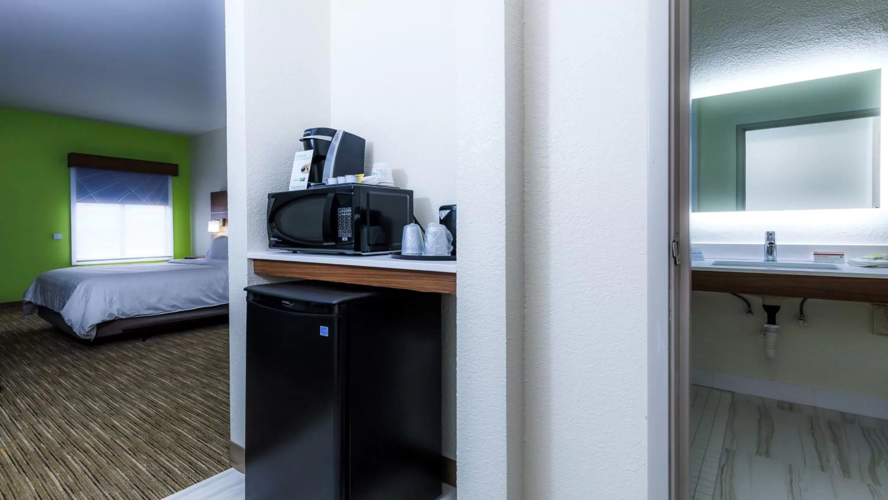 Photo of the whole room, Bed in Holiday Inn Express Osage Beach - Lake of the Ozarks by IHG