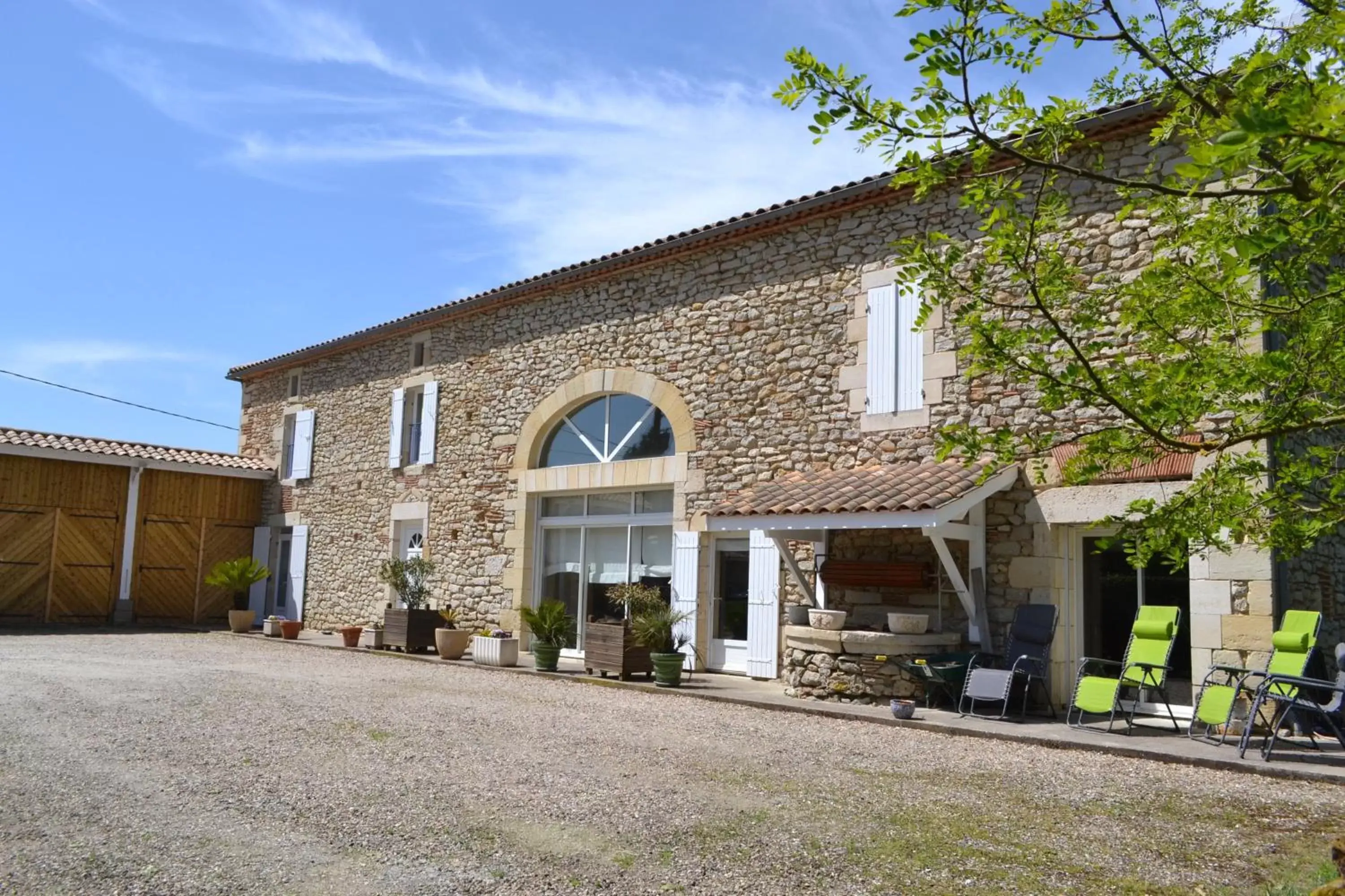 Facade/entrance, Property Building in Les Chambres de Carreau