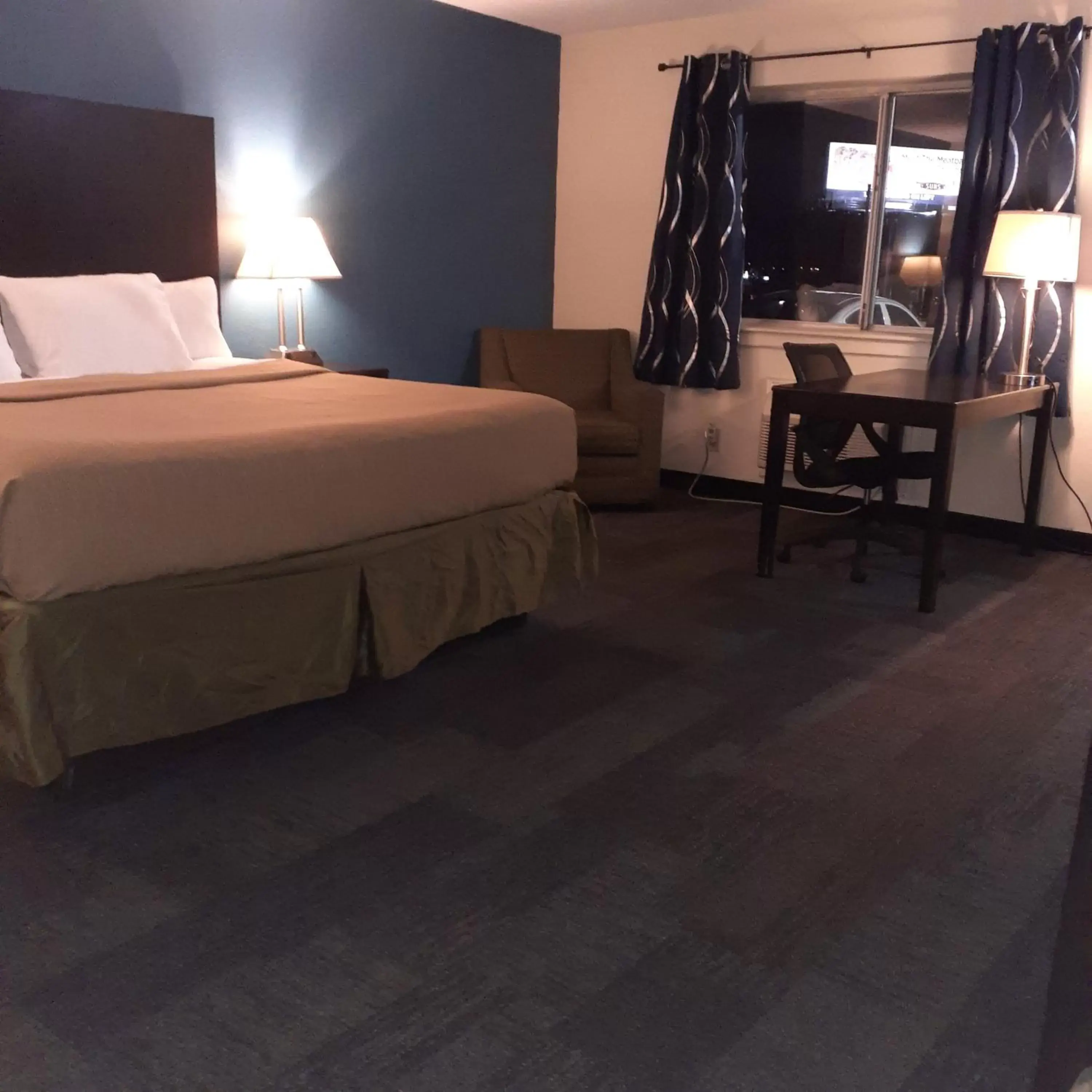 Bedroom, Bed in Americas Best Value Inn Phenix City