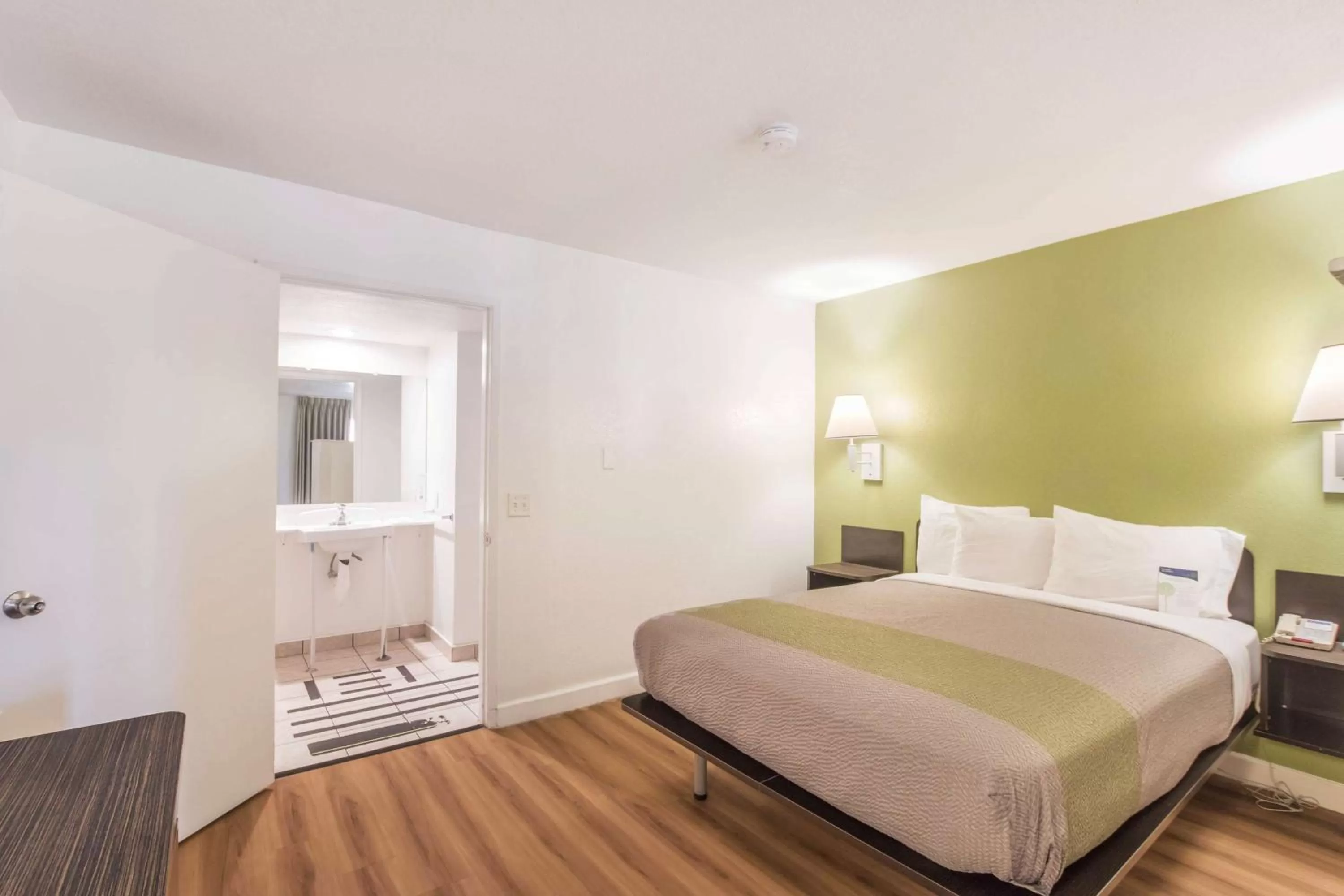 Bedroom, Bed in Motel 6 Hemet