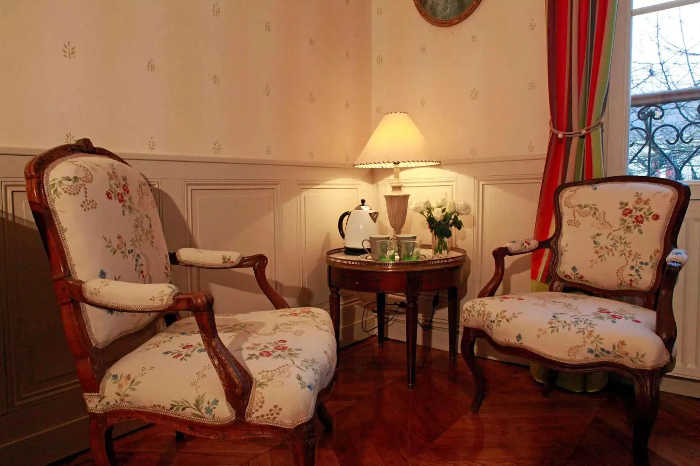 Coffee/tea facilities, Seating Area in Les Chambres de Mathilde