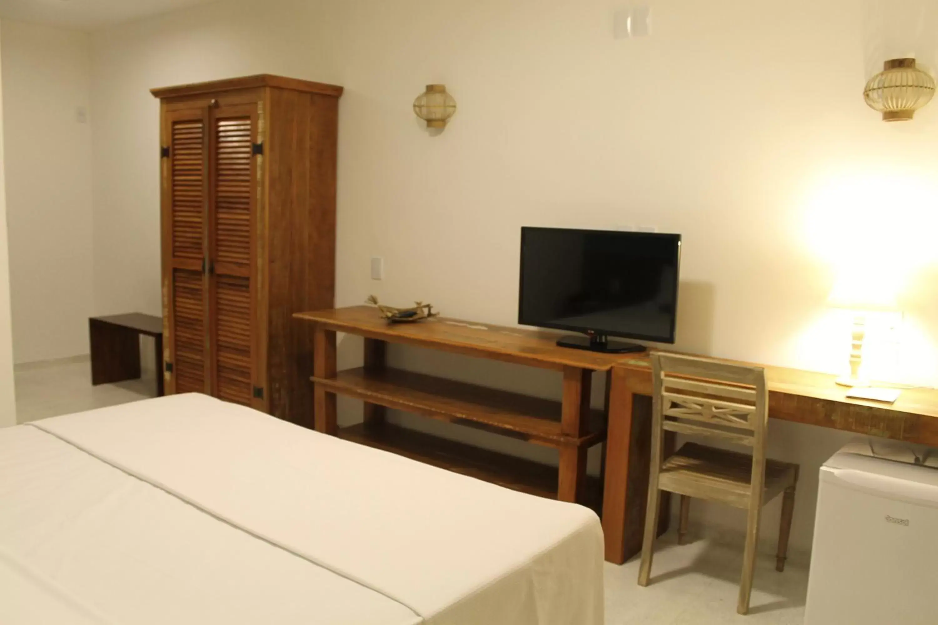 Bed, TV/Entertainment Center in Anga Hotel